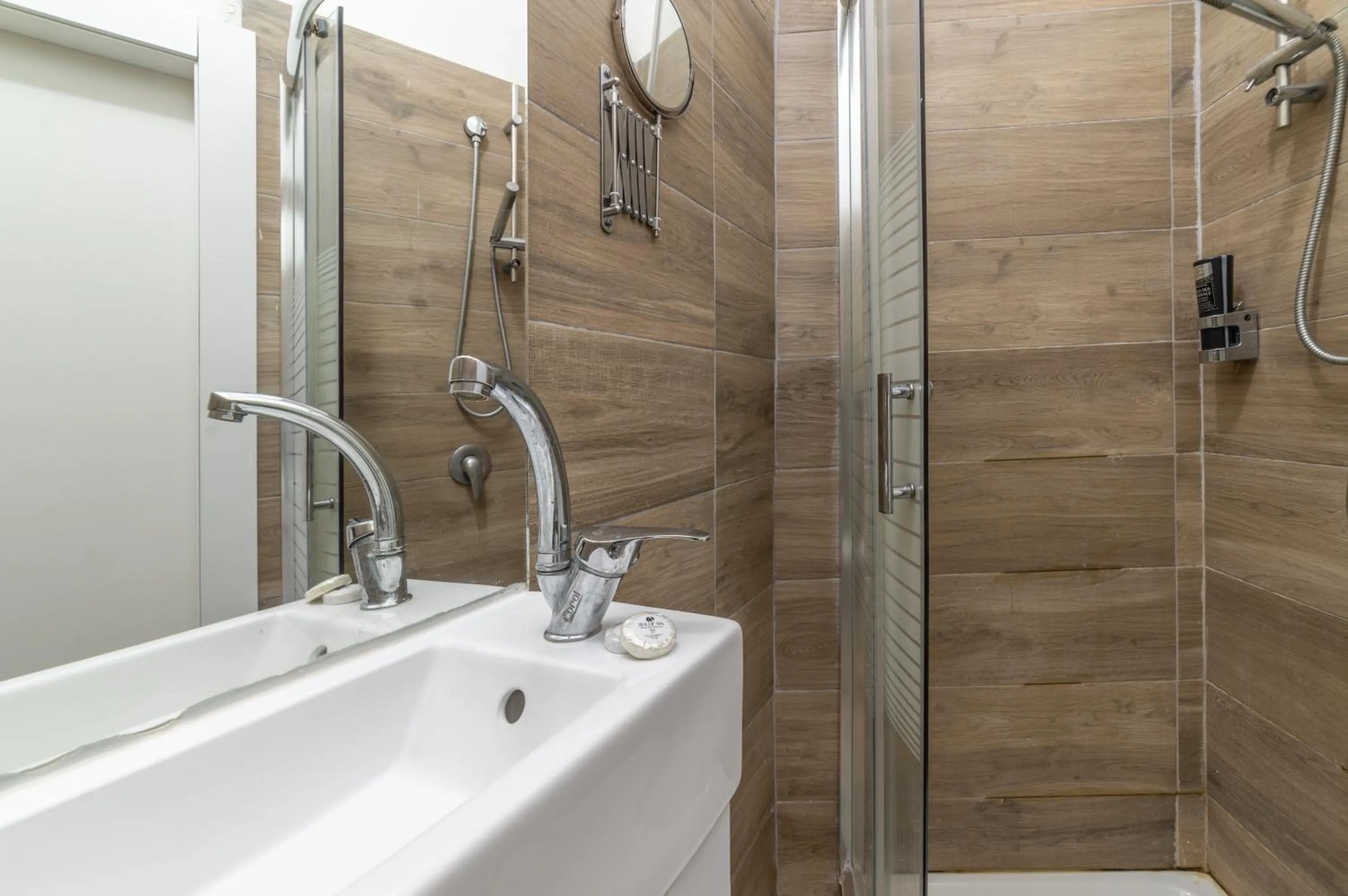 Shower in Paamonim Central Studios