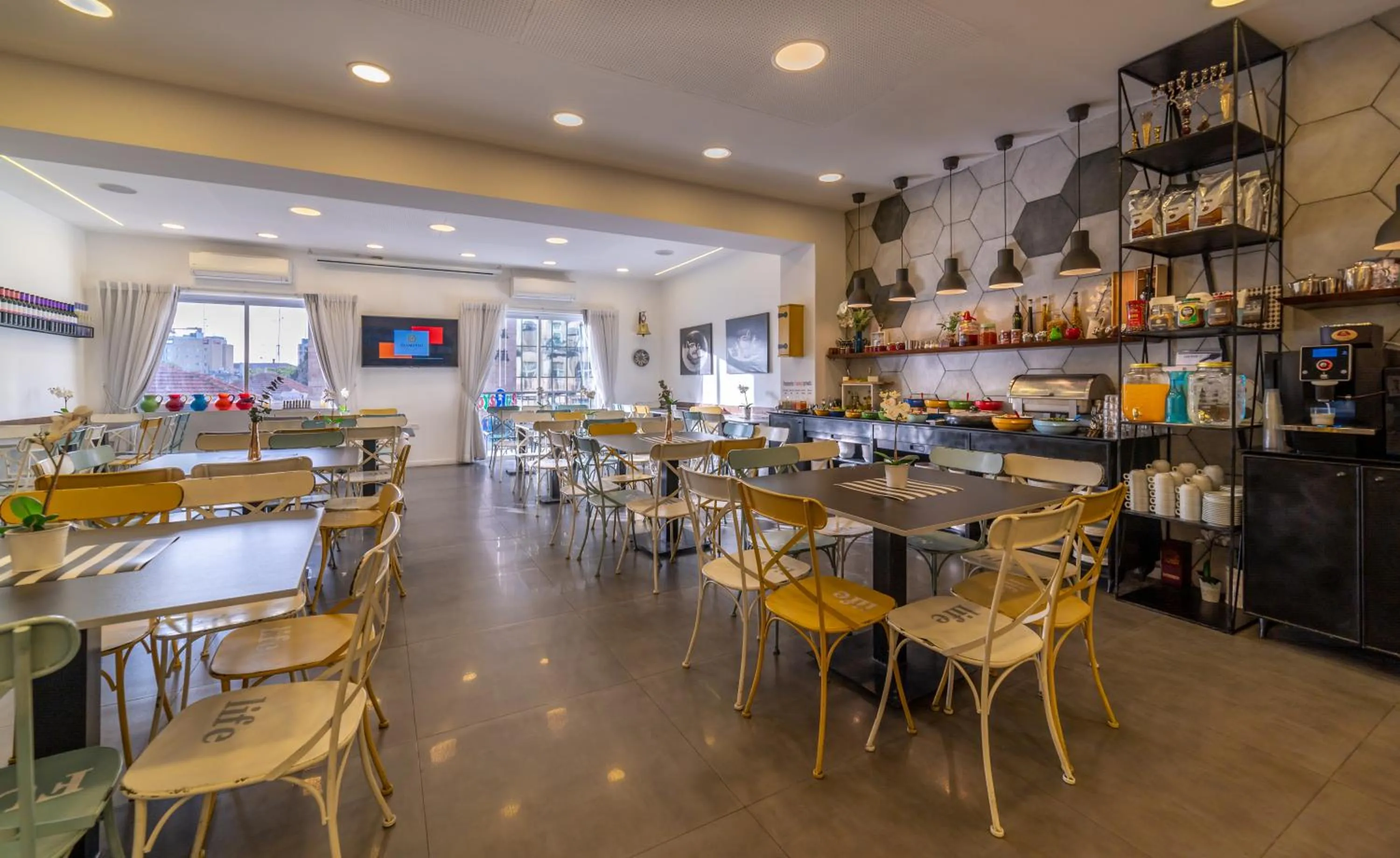 Restaurant/places to eat in Paamonim Central Studios