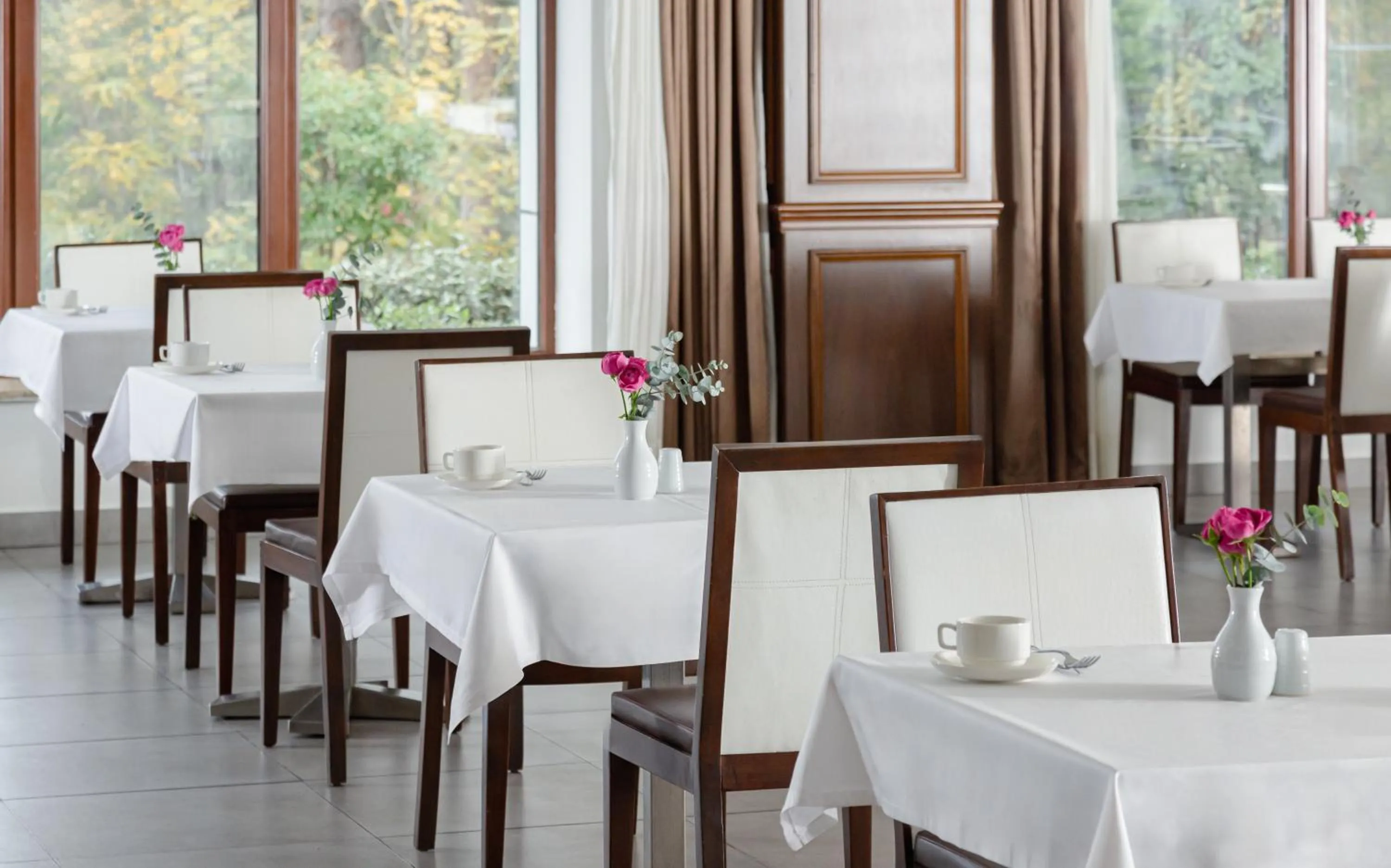 Restaurant/places to eat in Chinar Health Hotel Naftalan