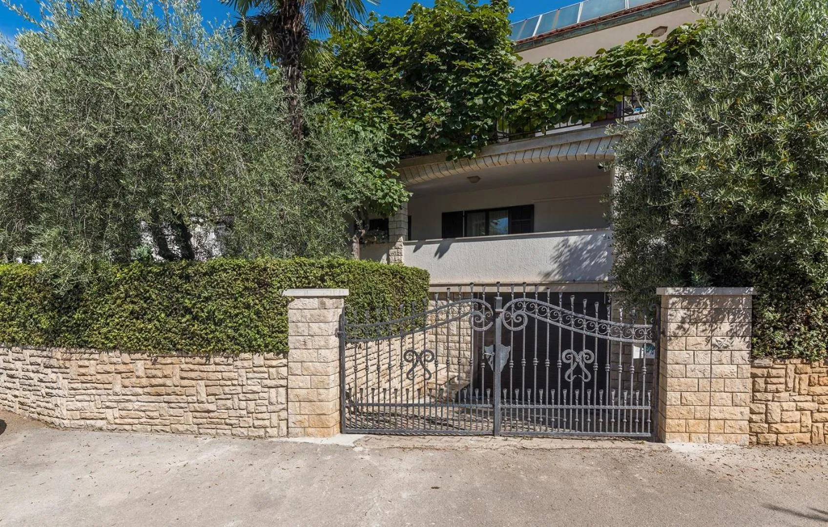 Property building in Apartments Silvano