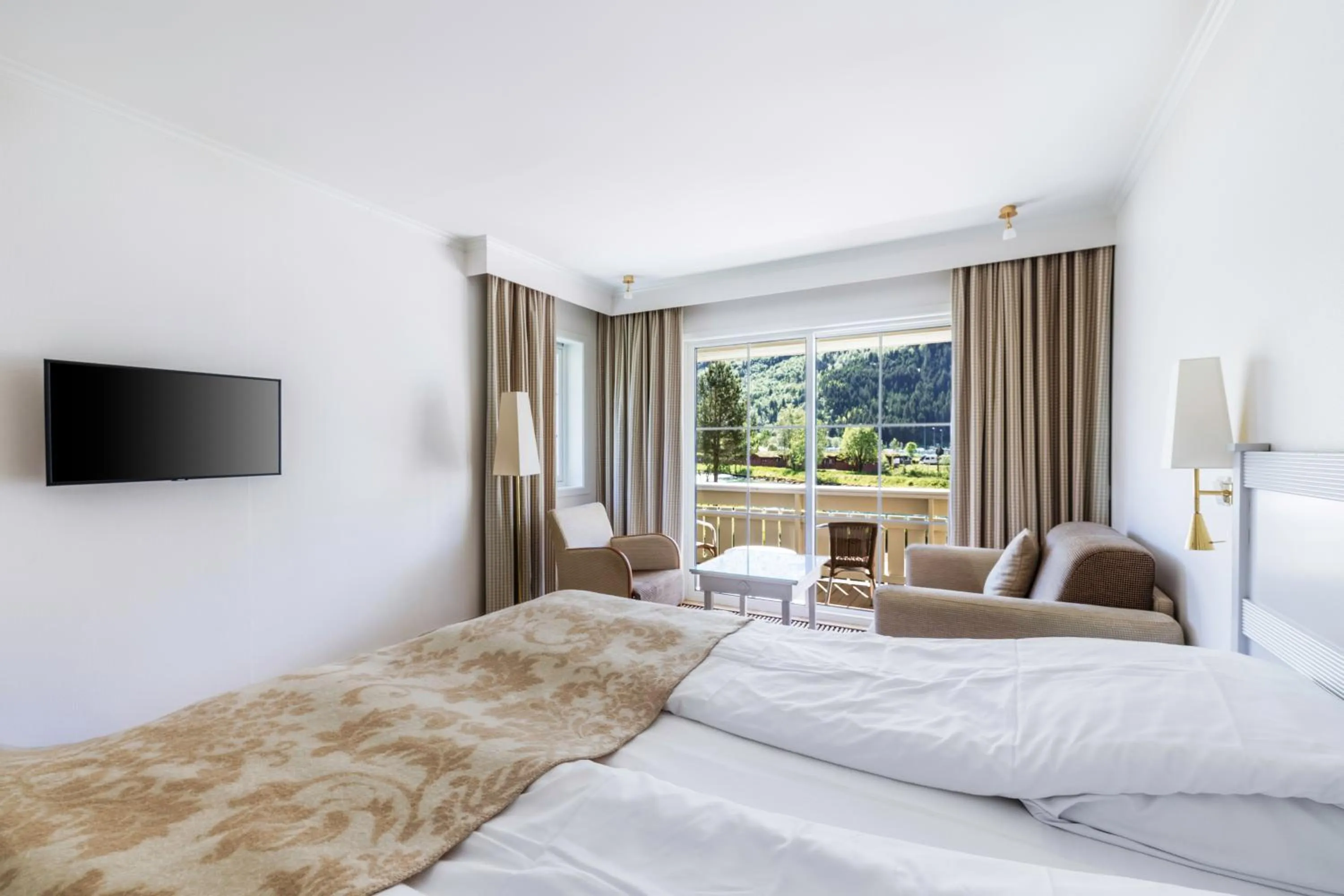 Medium Double room with balcony and river view in Hotel Loenfjord Loen