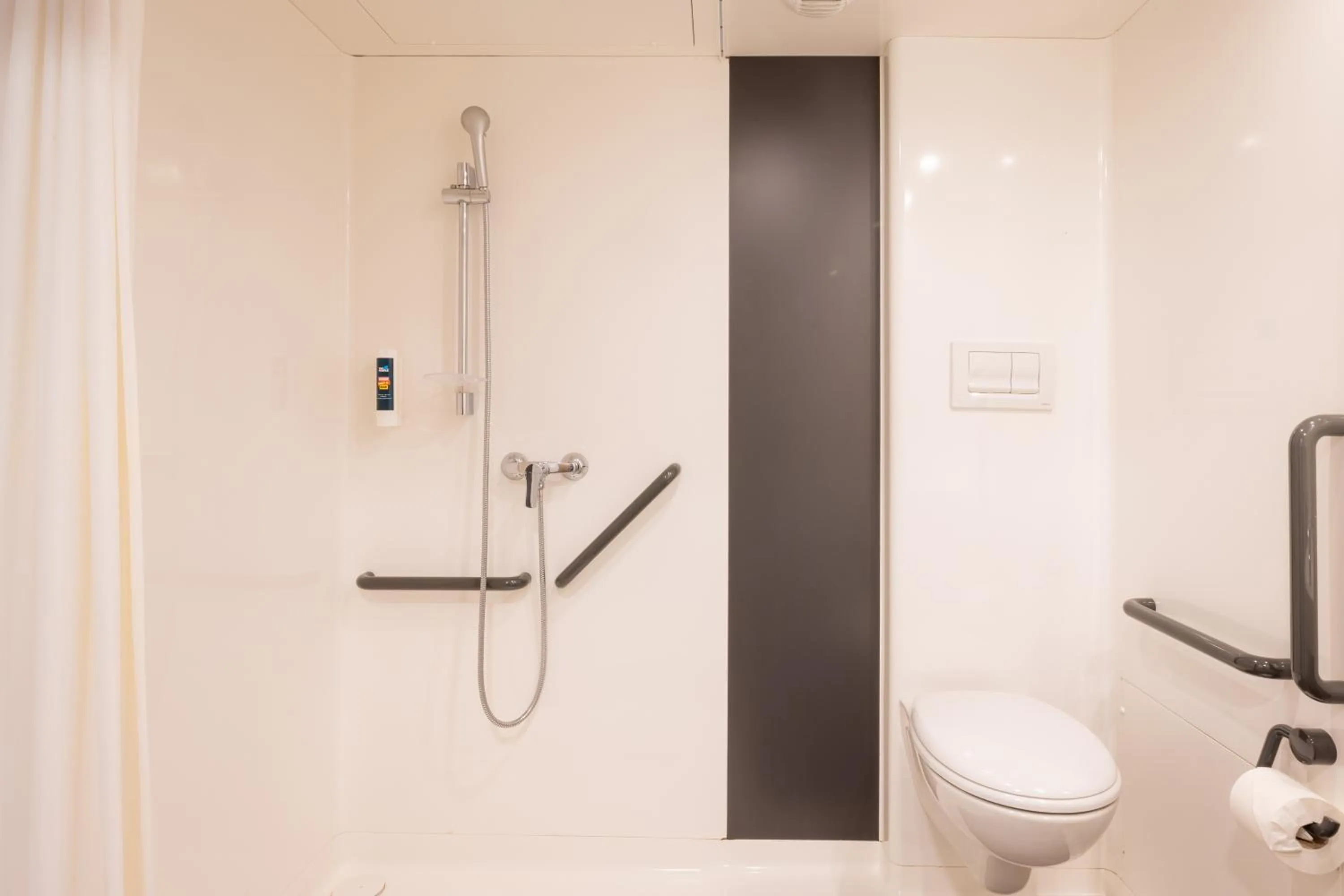 Shower in The People - Marseille