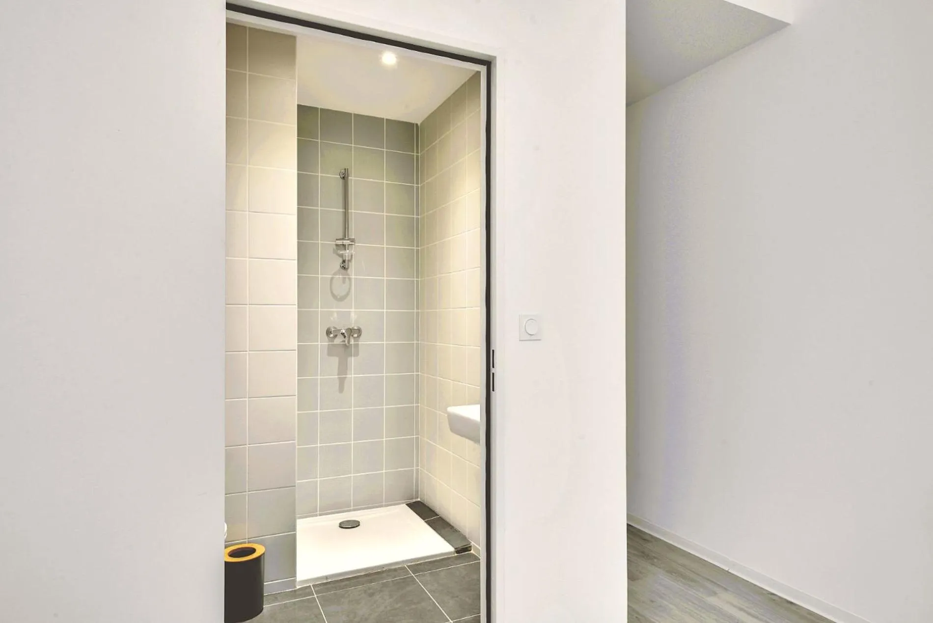 Shower in The People - Marseille