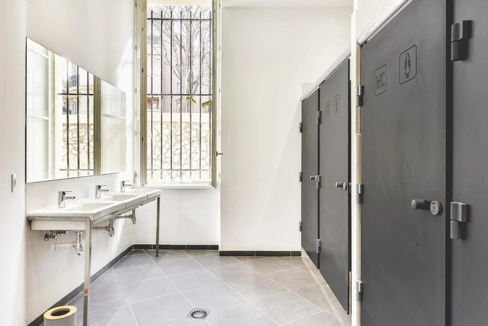 Shower in The People - Marseille