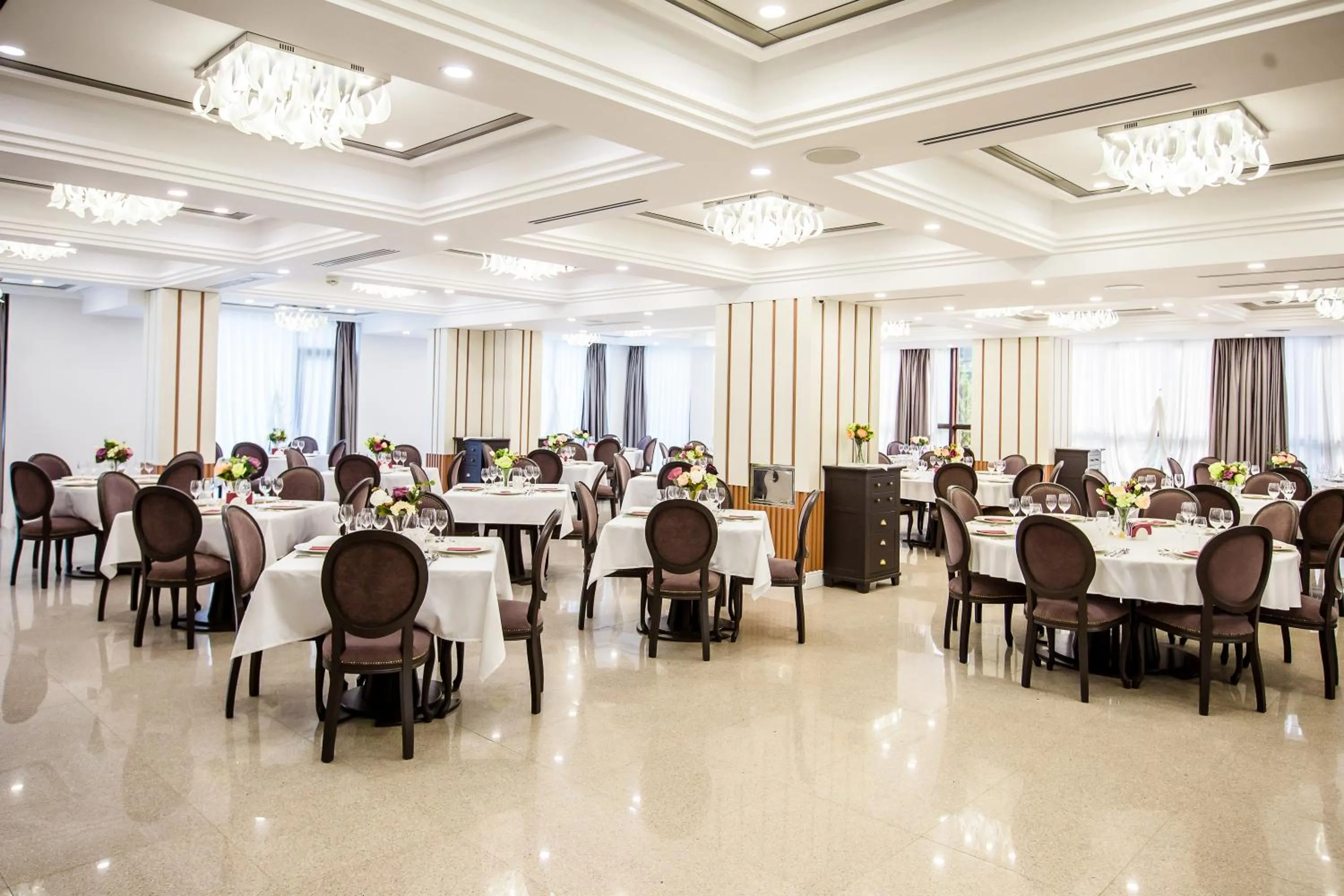 Restaurant/places to eat in HOTEL CARPAT INN