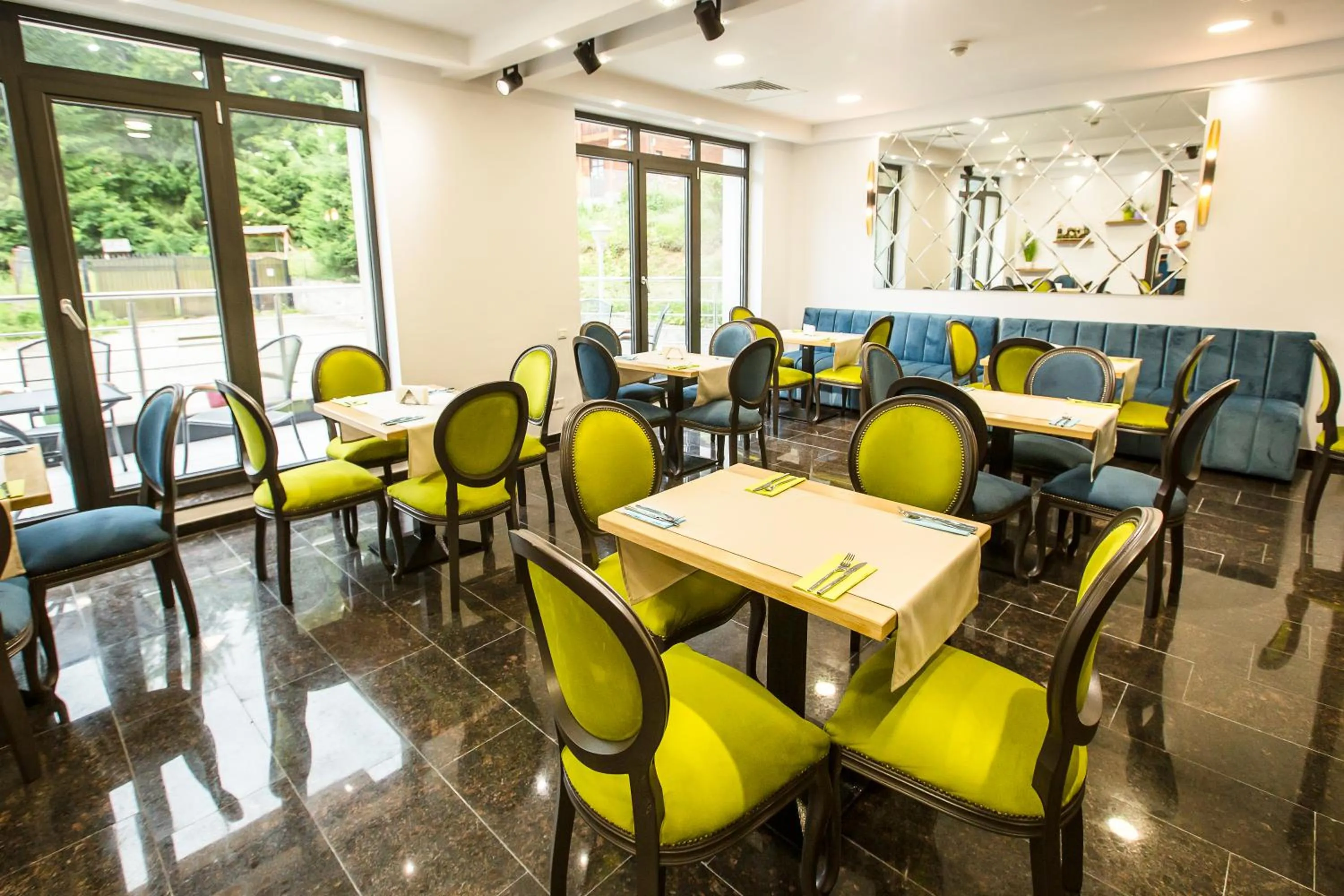 Breakfast in HOTEL CARPAT INN