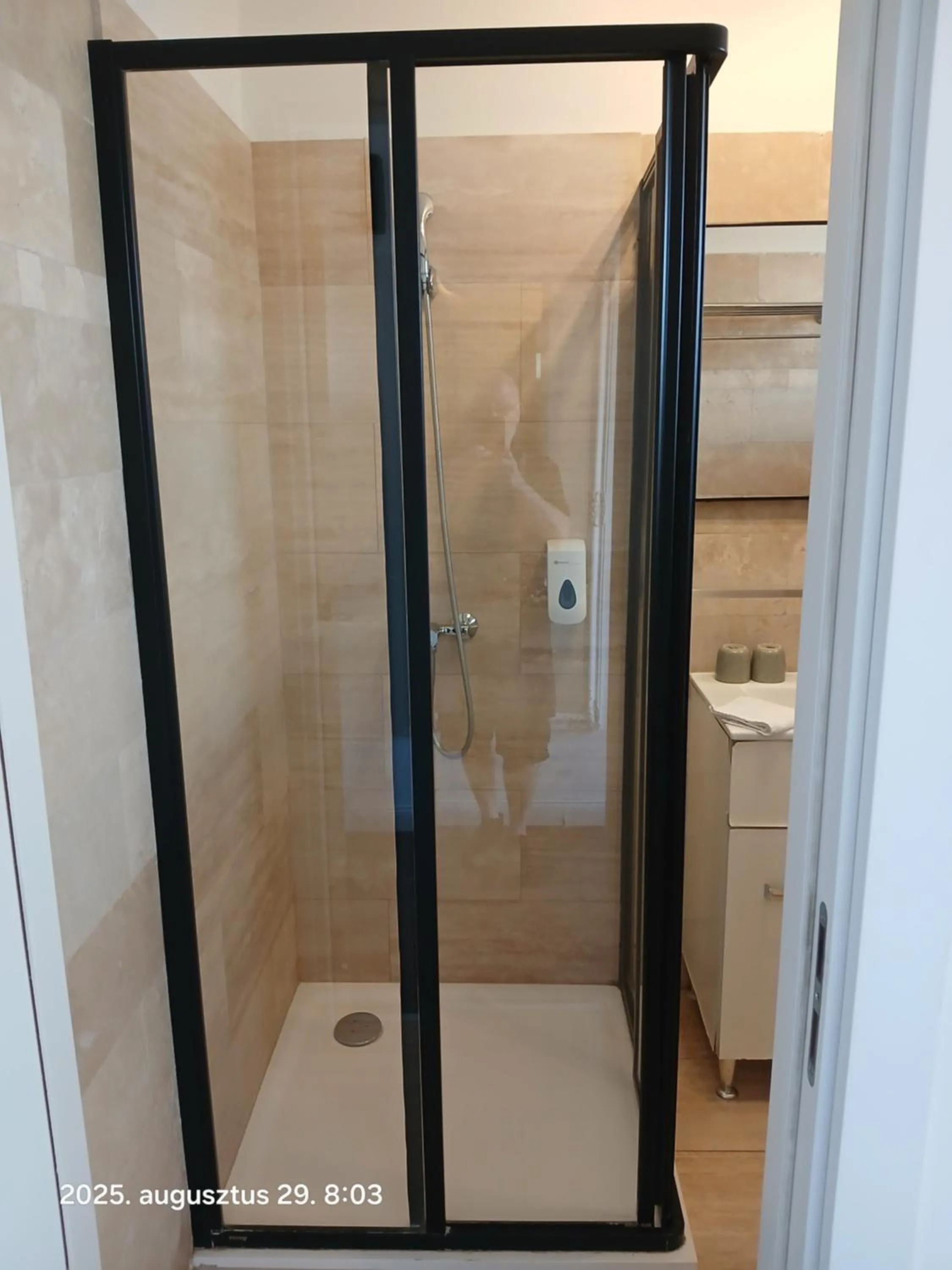 Shower in Éjjeli Bagoly Étterem és Panzió