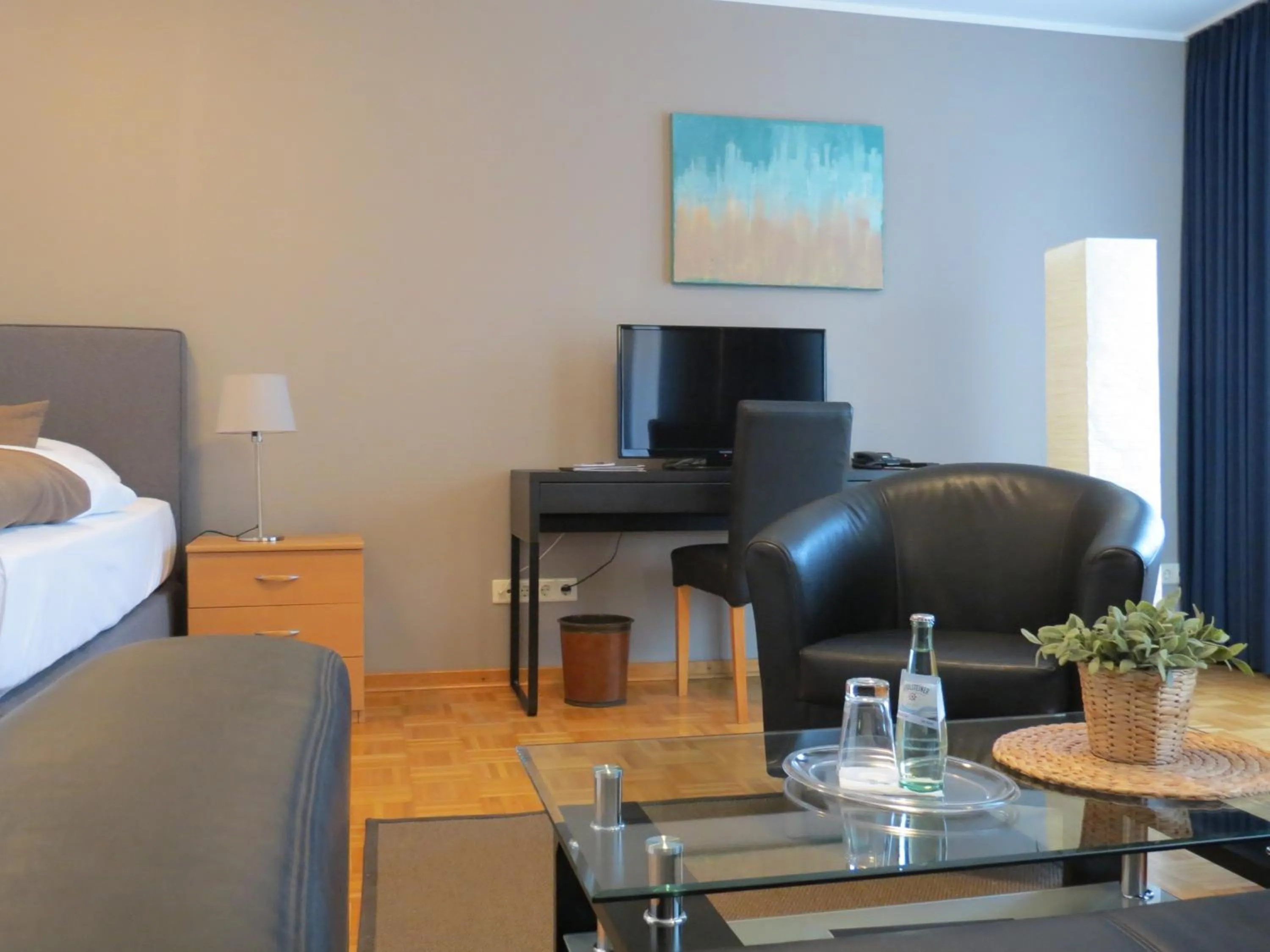 Bedroom, TV/Entertainment Center in Residenz Hotel am Festspielhaus