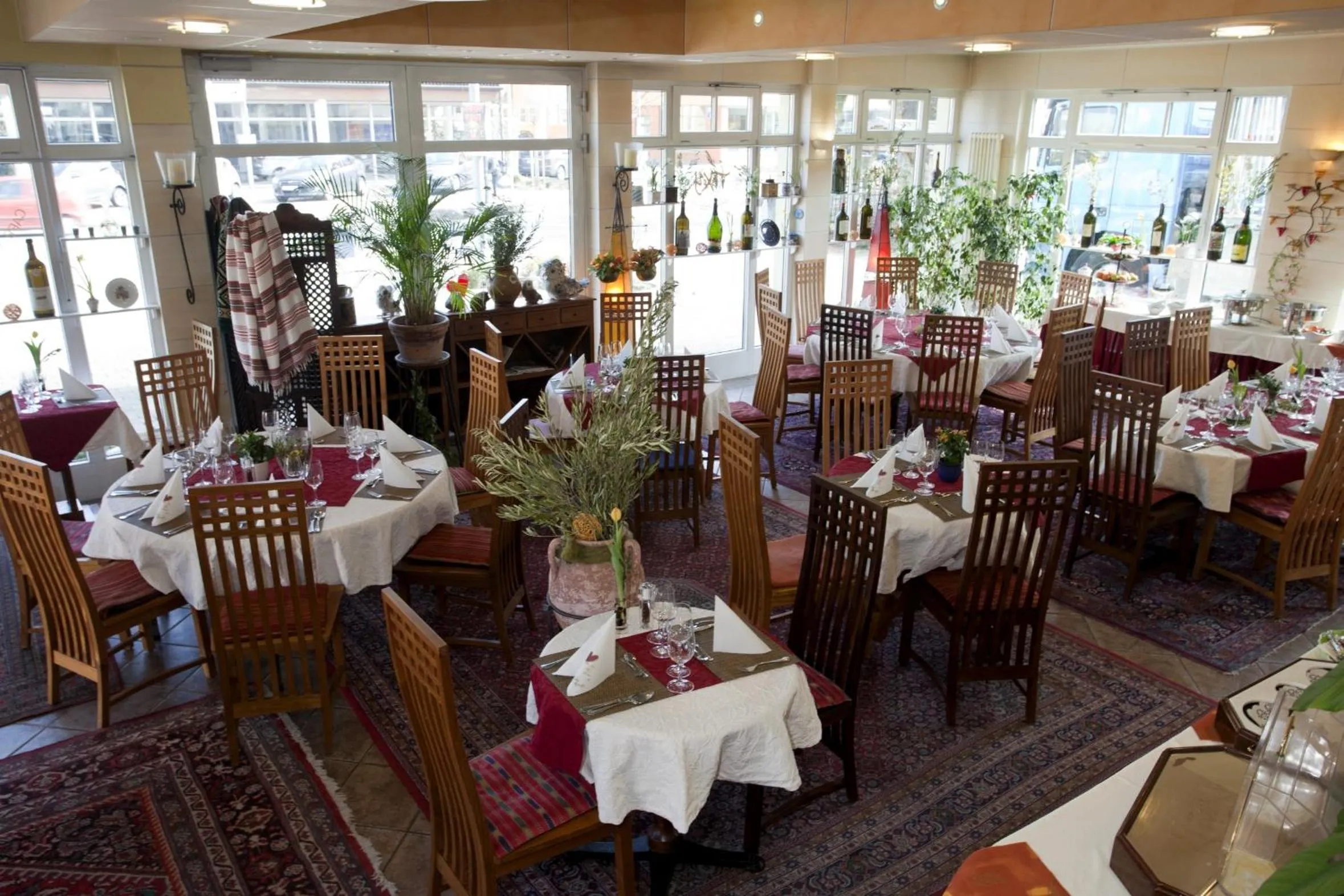 Restaurant/places to eat in Hotel Henry