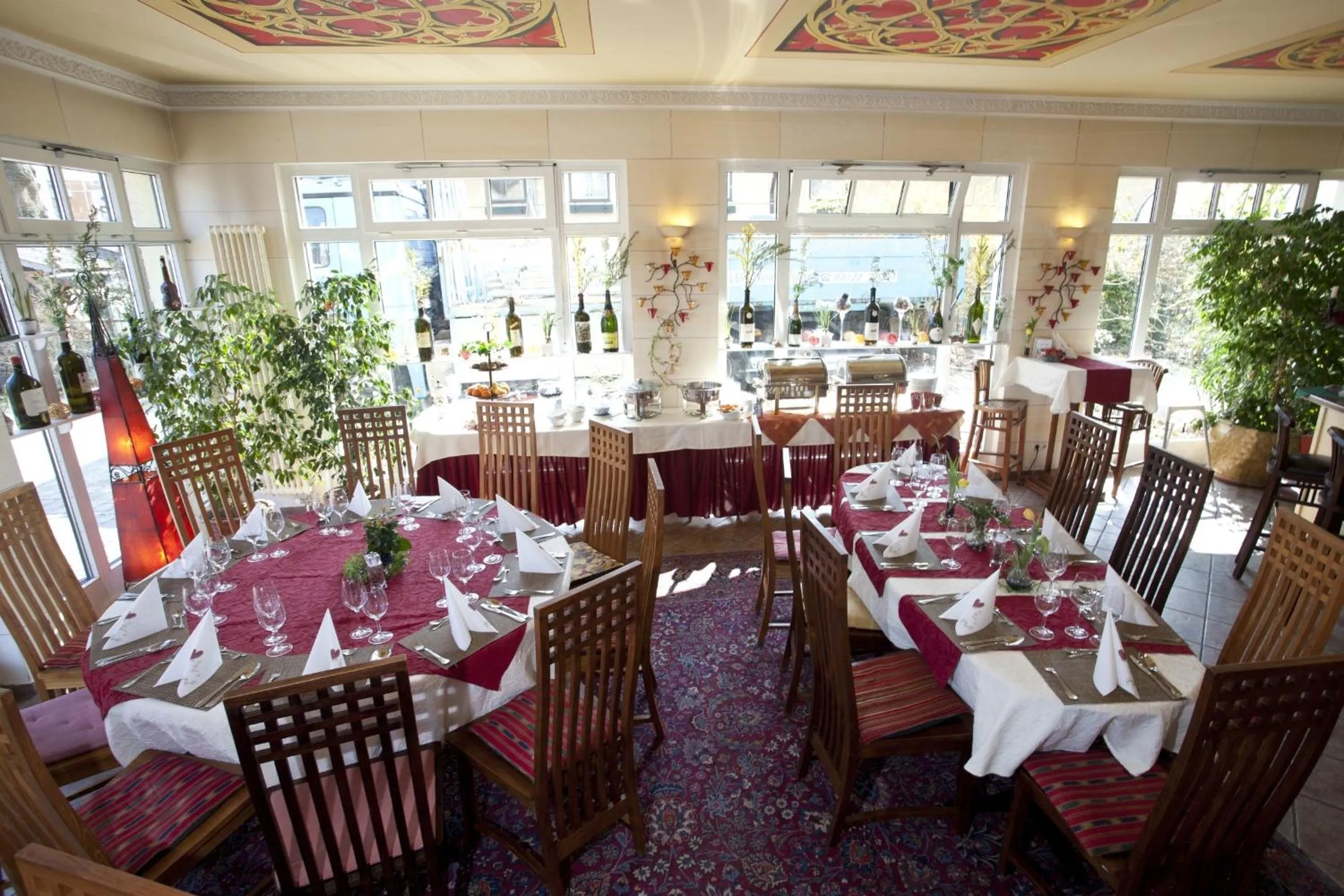 Restaurant/places to eat in Hotel Henry