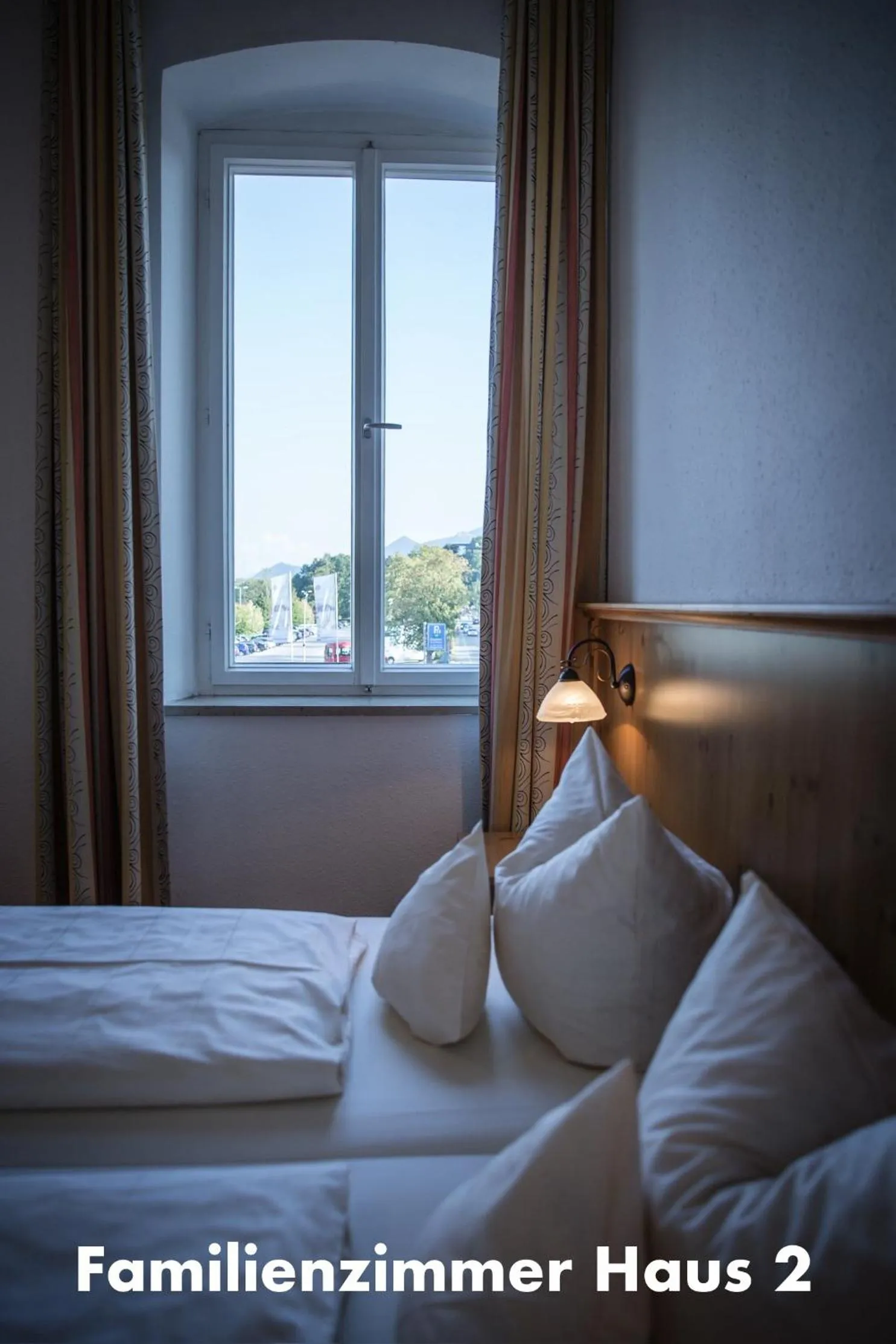 Text overlay, Bed in Hotel Luitpold am See