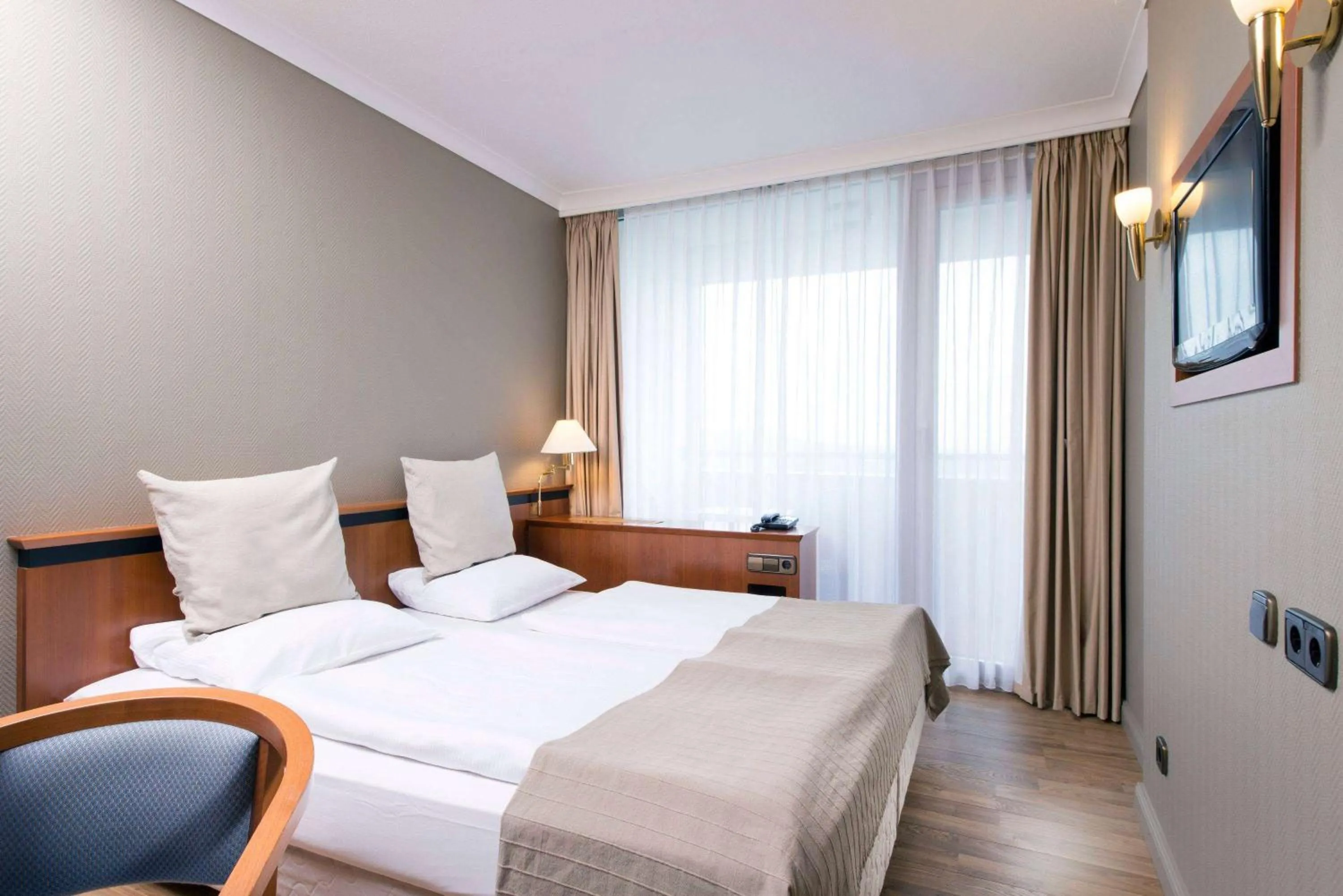 Photo of the whole room, Bed in Wyndham Garden Lahnstein Koblenz