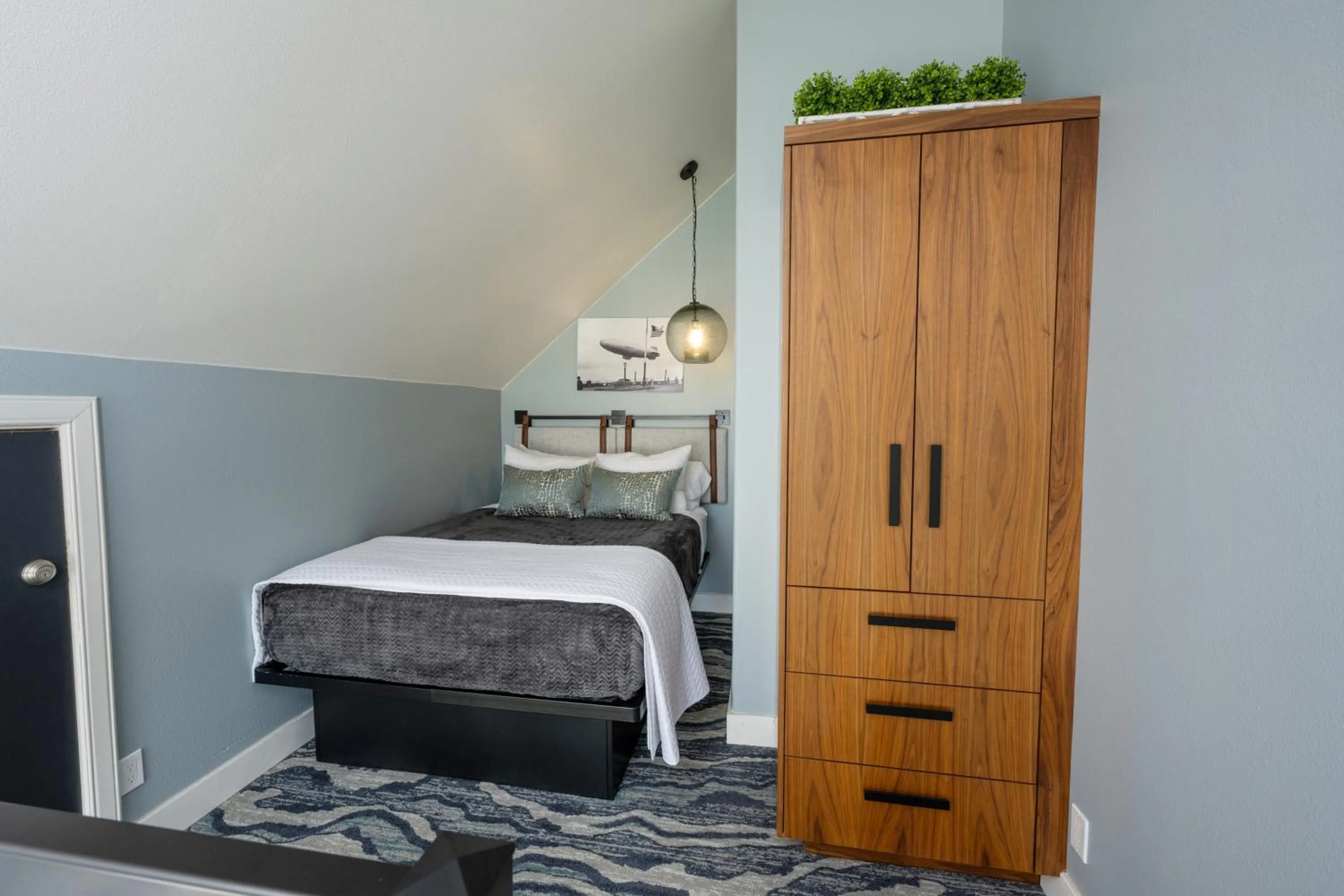 Bed in The Seaside Oceanfront Inn