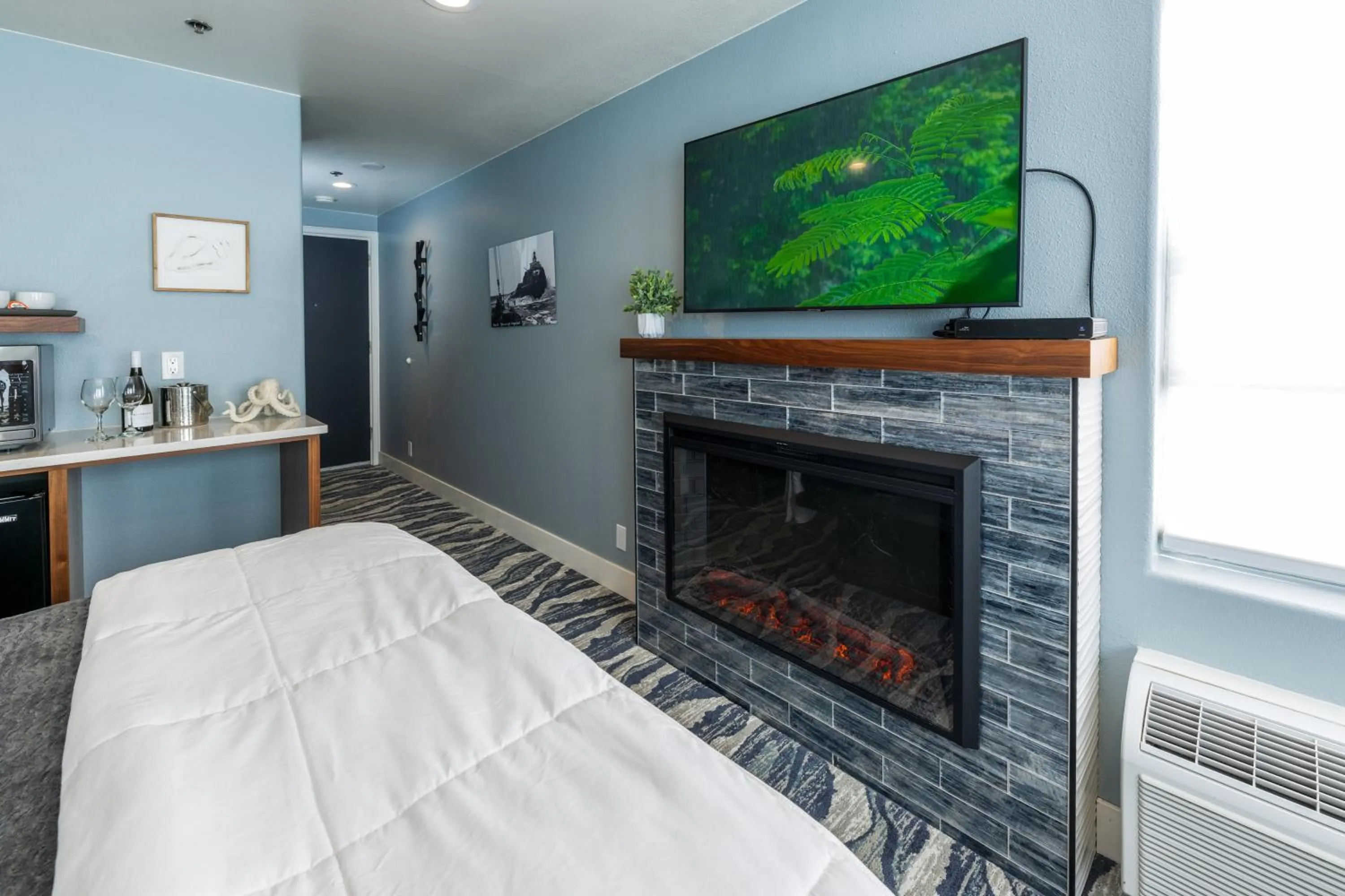 Bed in The Seaside Oceanfront Inn