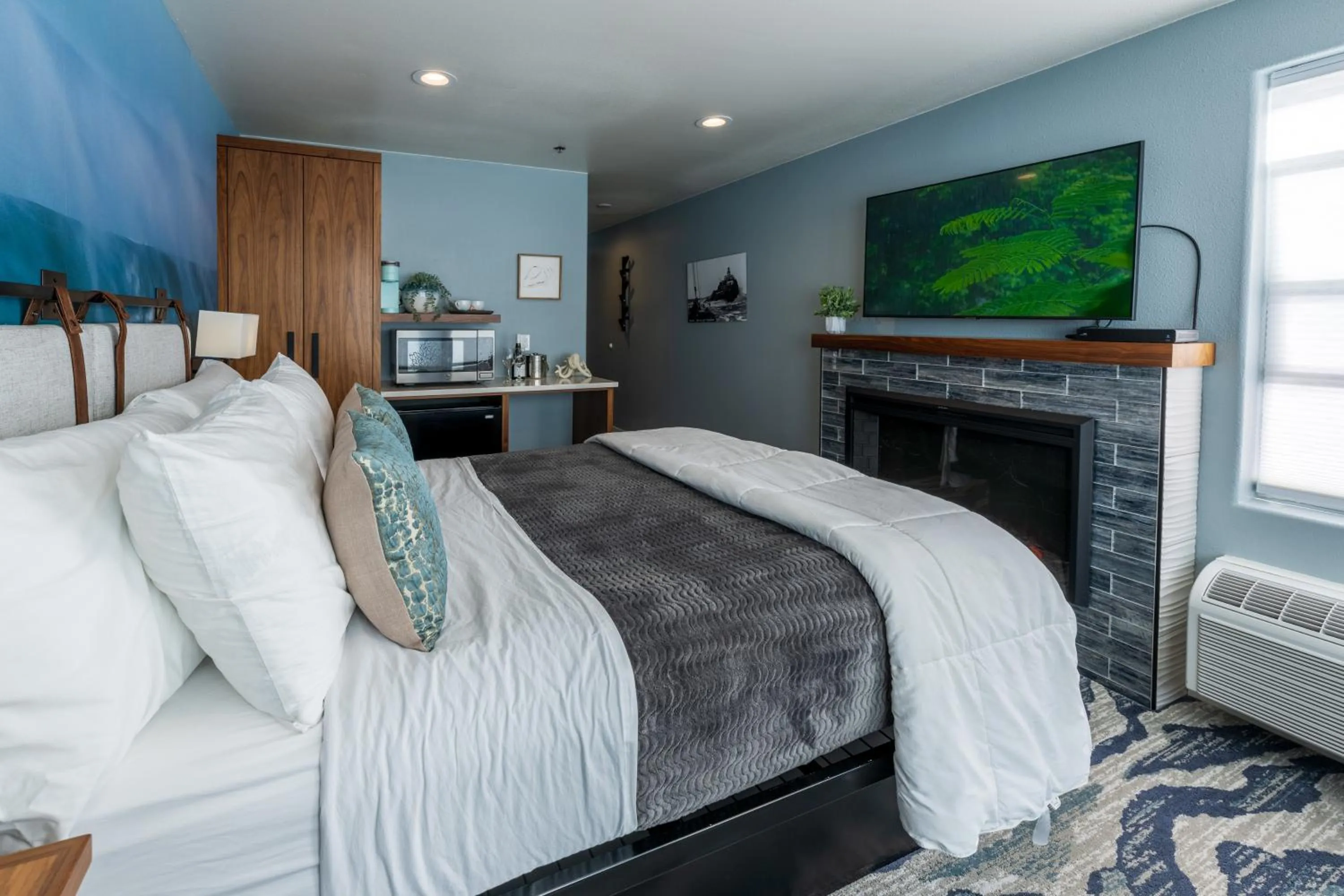 Bed in The Seaside Oceanfront Inn