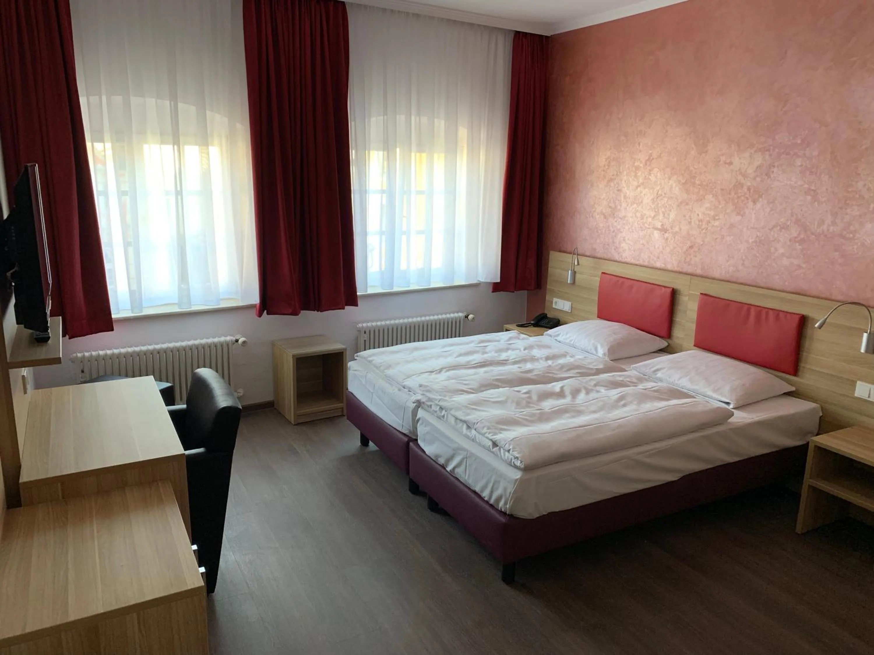 Photo of the whole room, Bed in Hotel Well Garni
