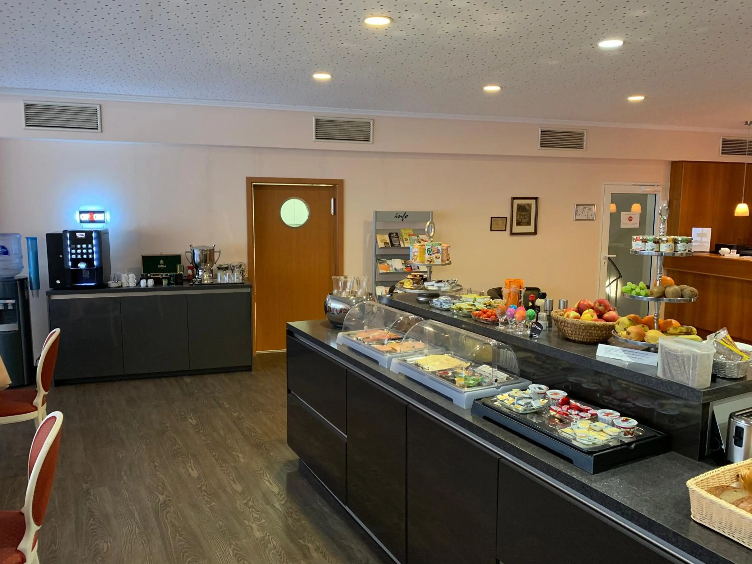 Buffet breakfast in Hotel Well Garni