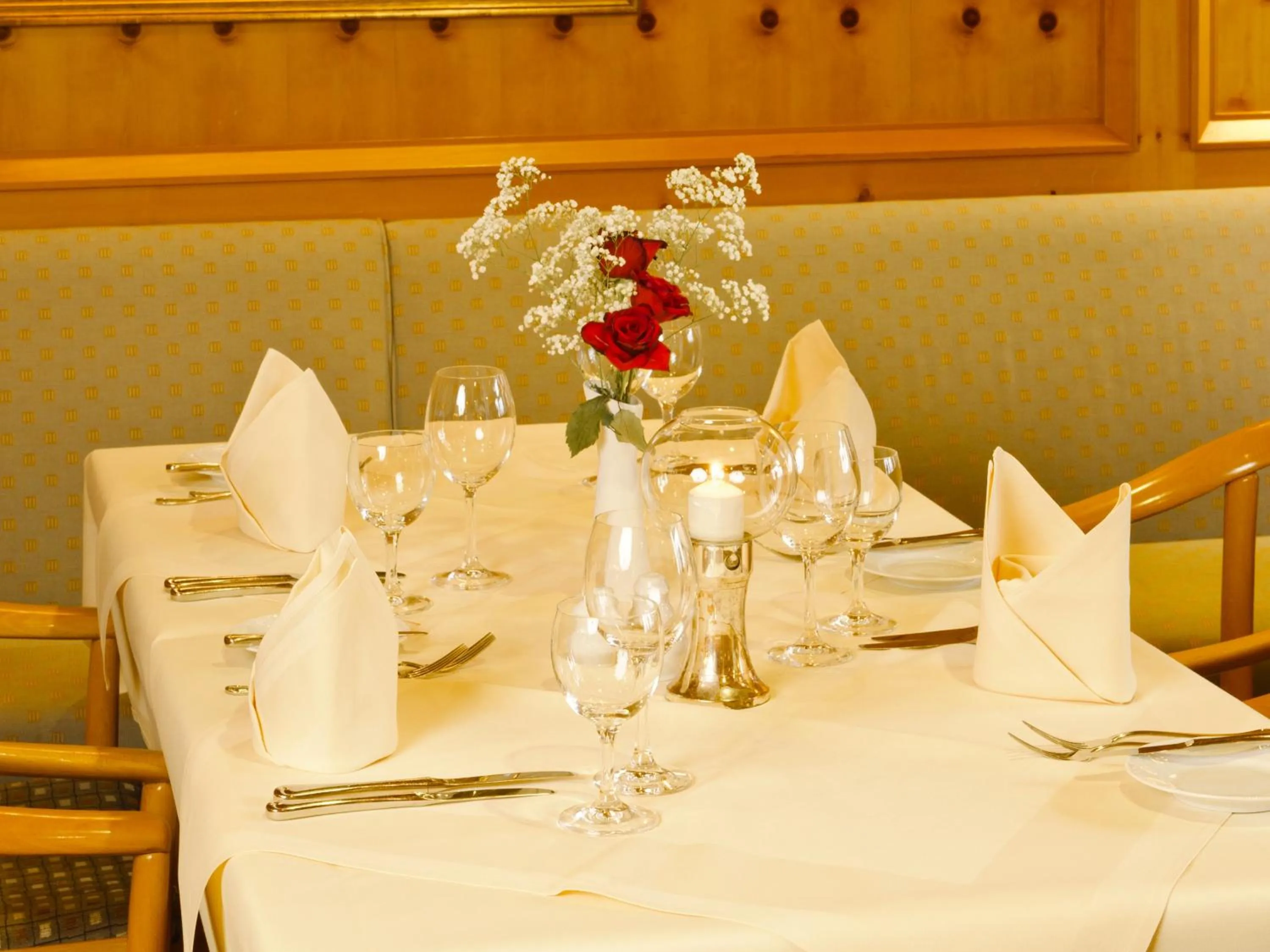 Restaurant/places to eat in Arvena Park Hotel