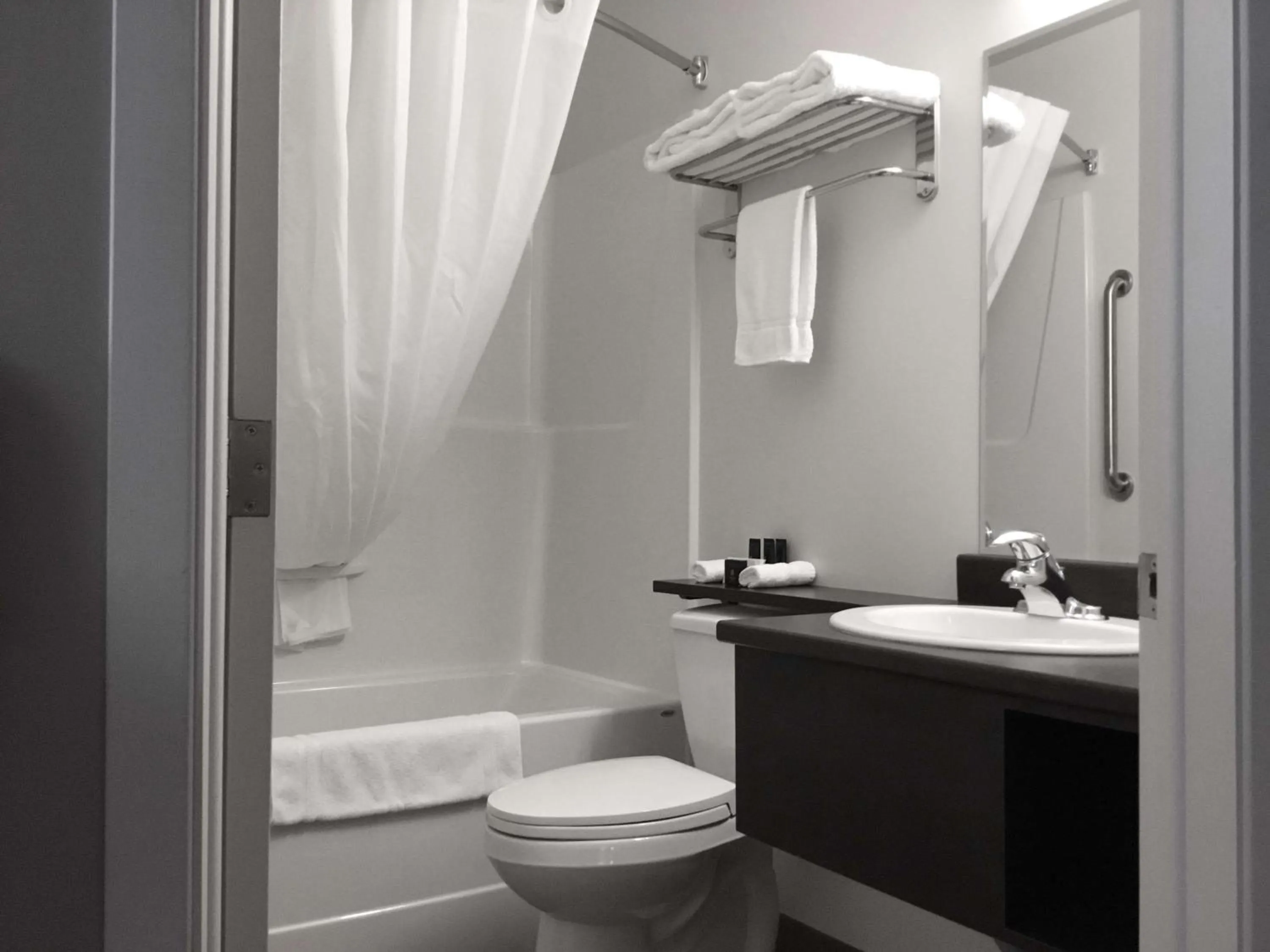 Bathroom in Villa Inn & Suites - SureStay Collection by Best Western