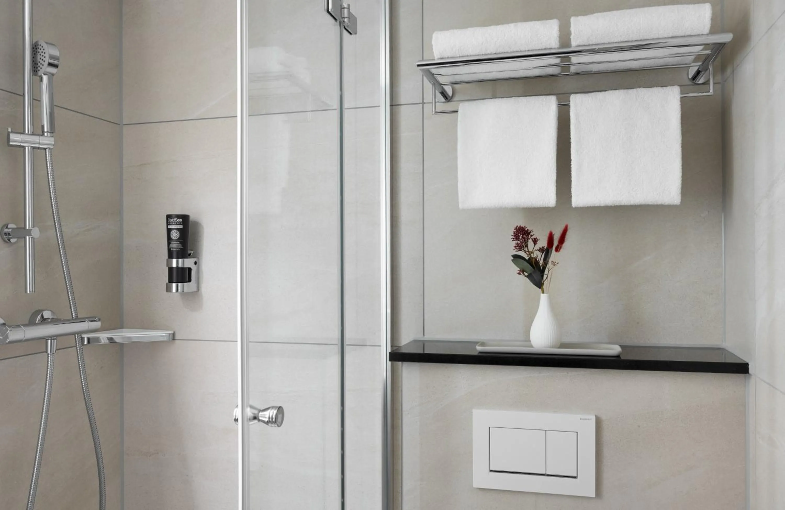 Bathroom in Leonardo Hotel Nürnberg