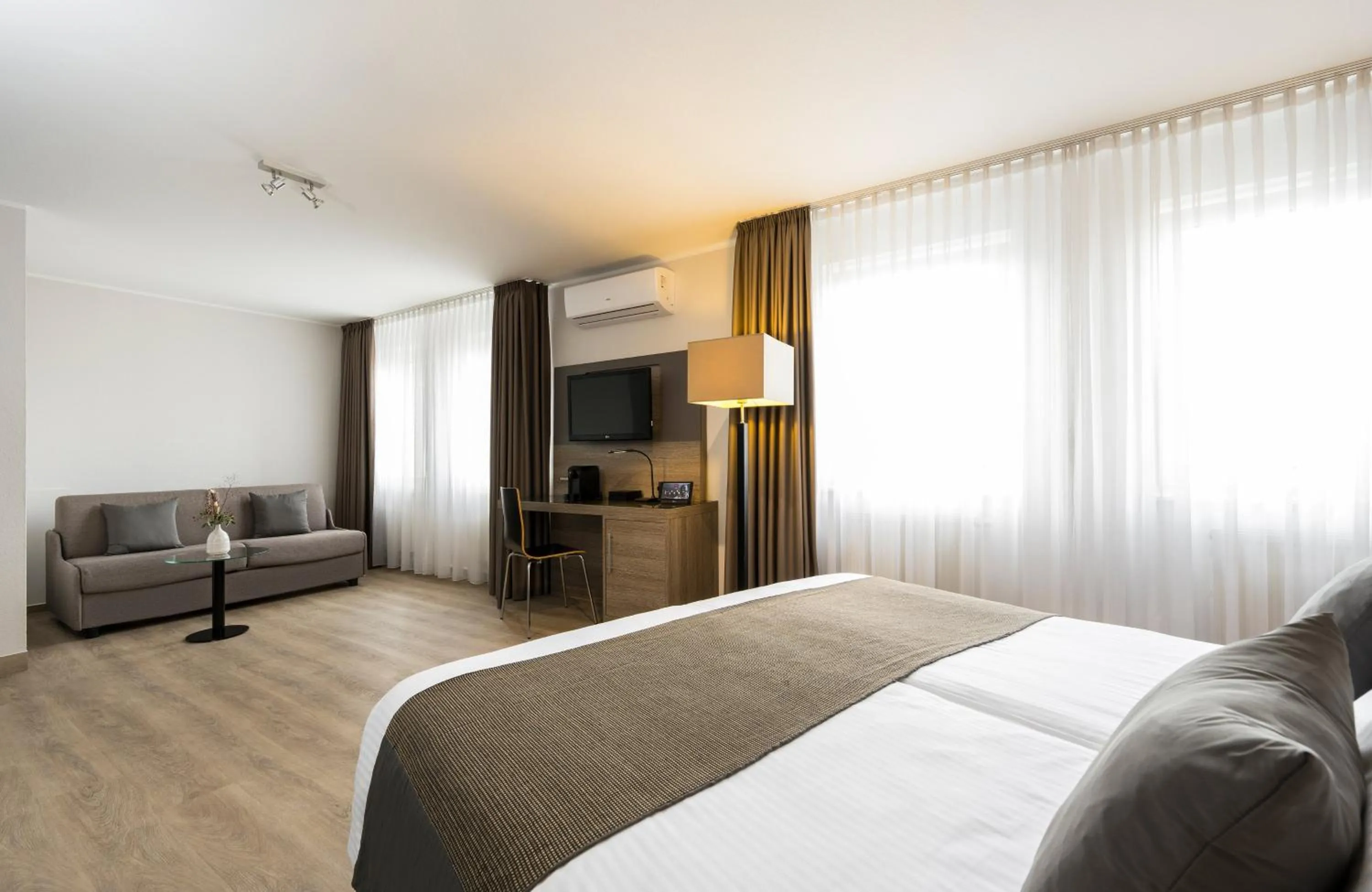 Photo of the whole room, Bed in Leonardo Hotel Nürnberg