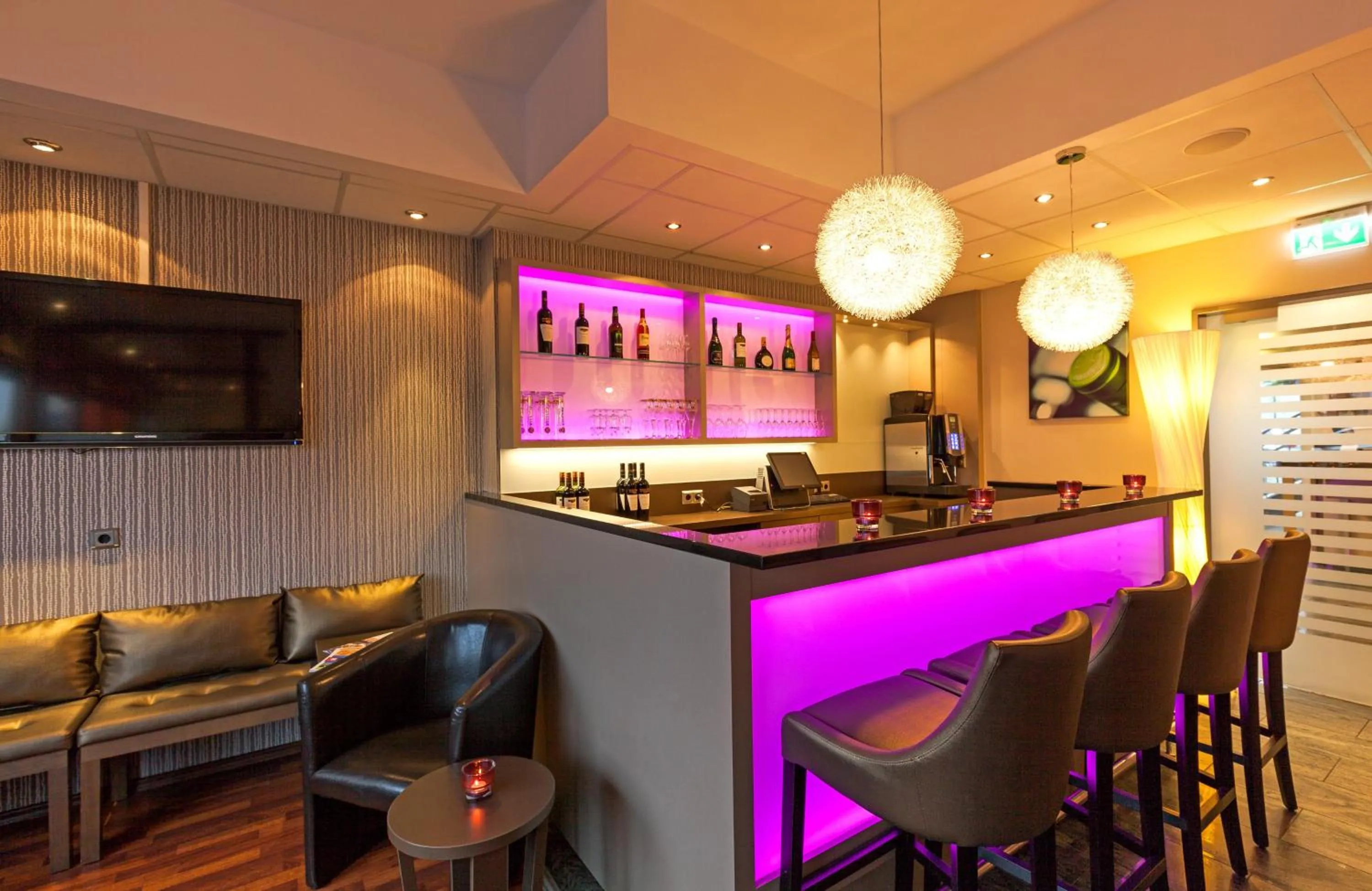 Lounge or bar in Leonardo Hotel Nürnberg