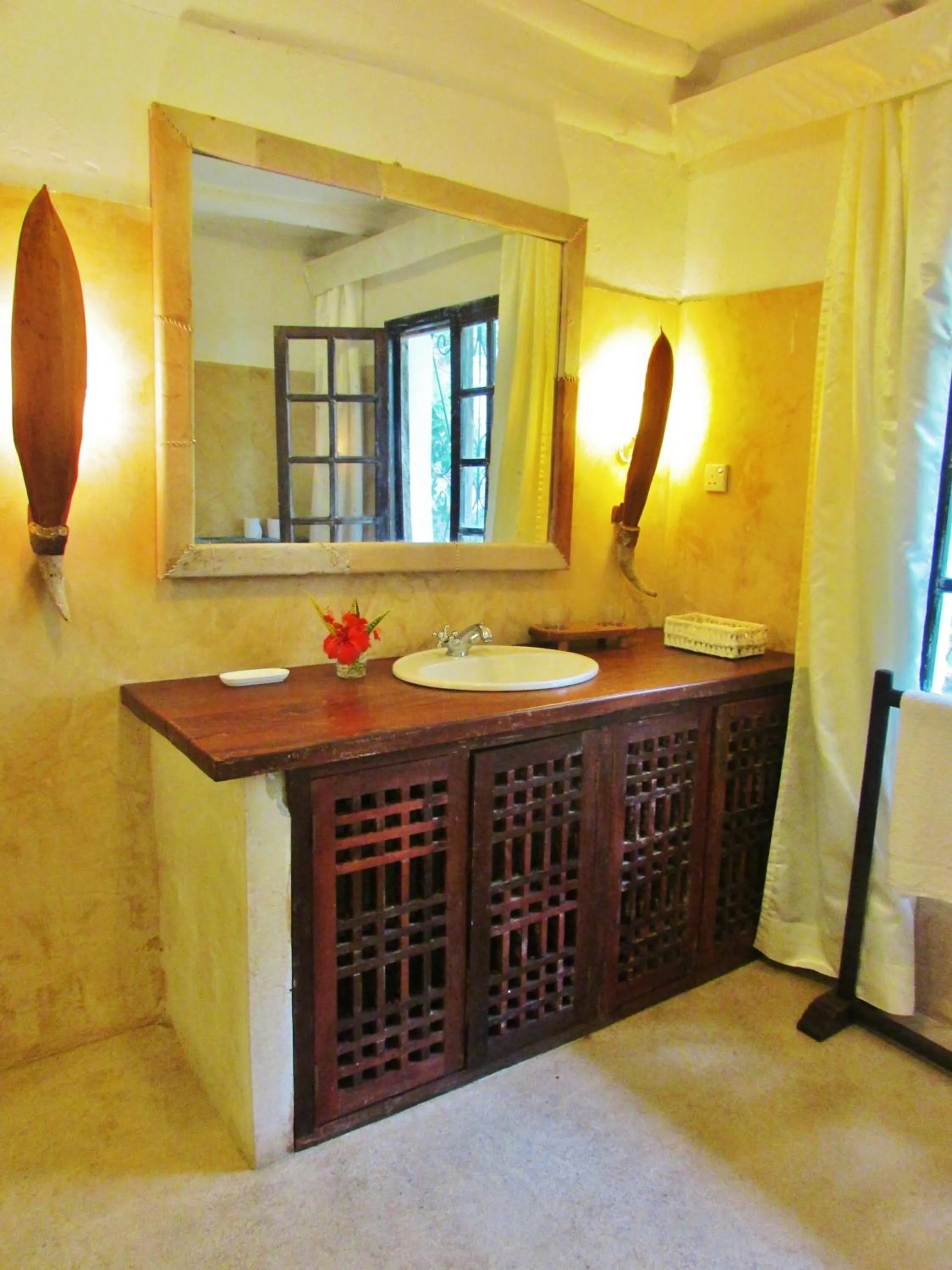 Bathroom in White Elephant Sea Lodge