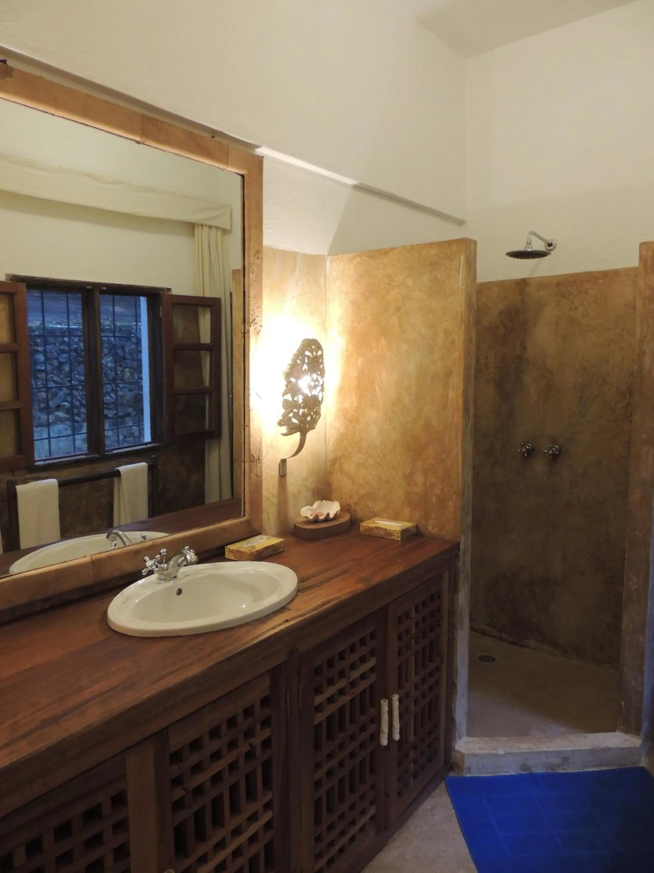 Bathroom in White Elephant Sea Lodge