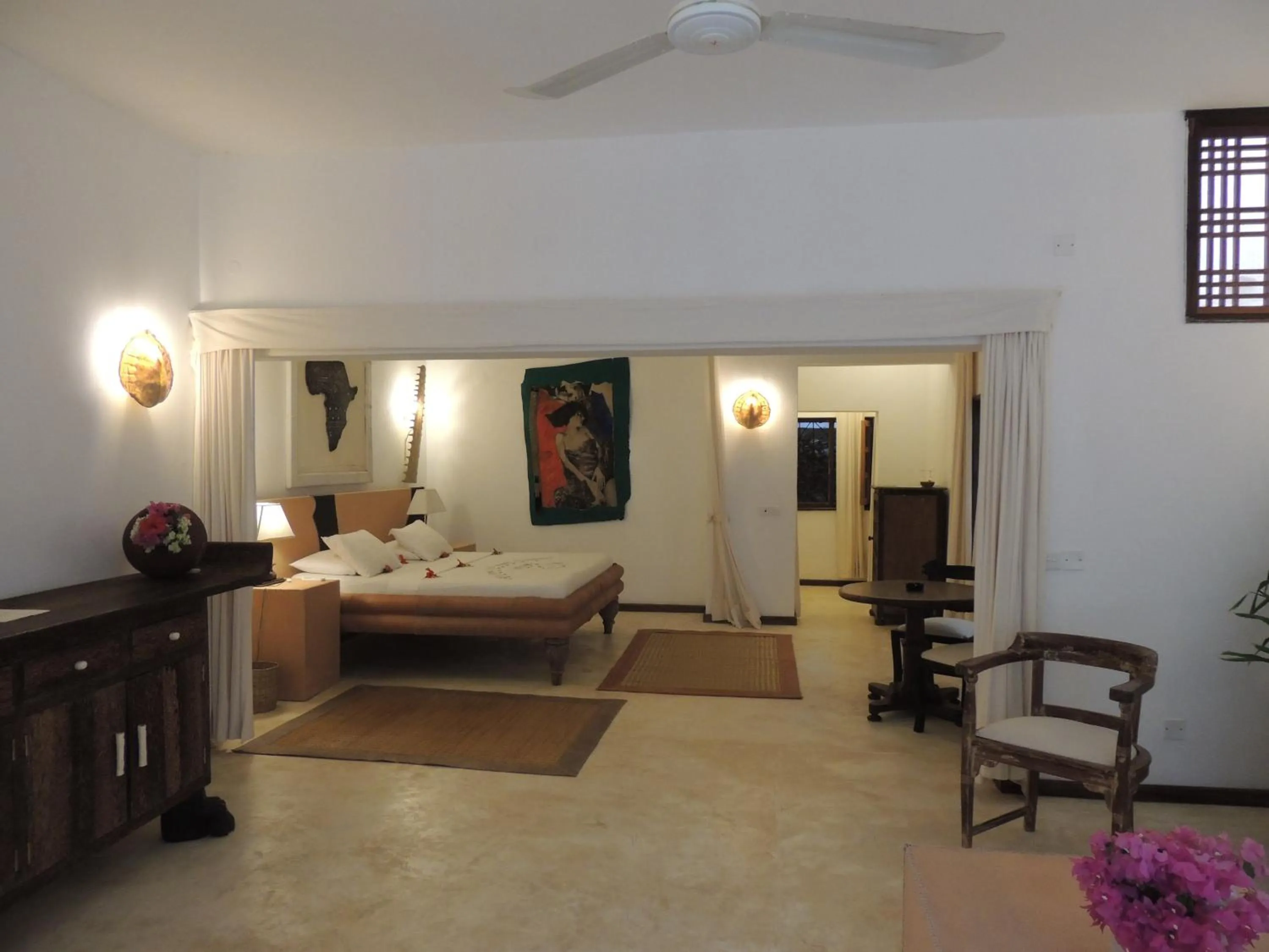 Photo of the whole room, Bed in White Elephant Sea Lodge