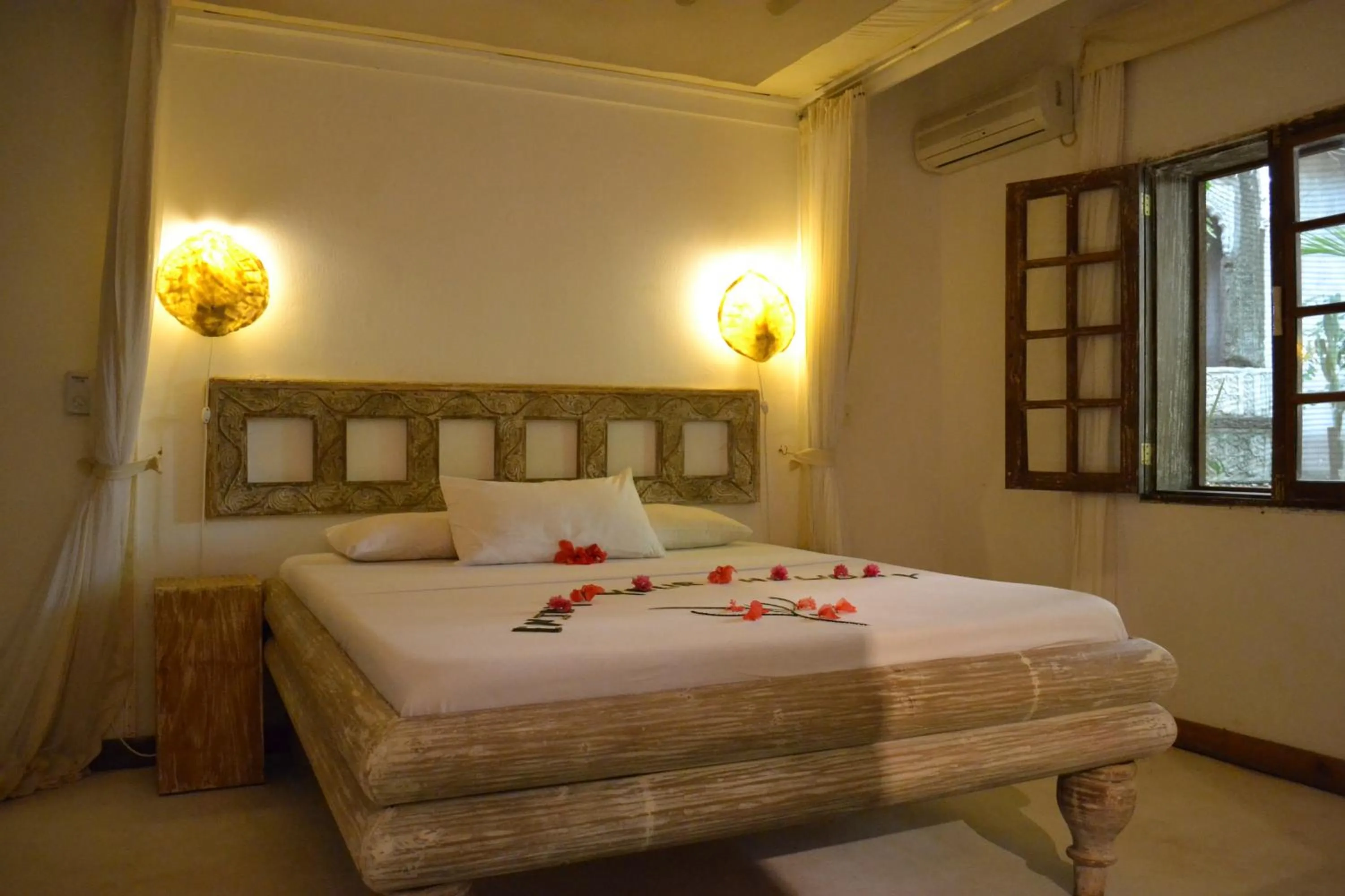 Bedroom, Bed in White Elephant Sea Lodge