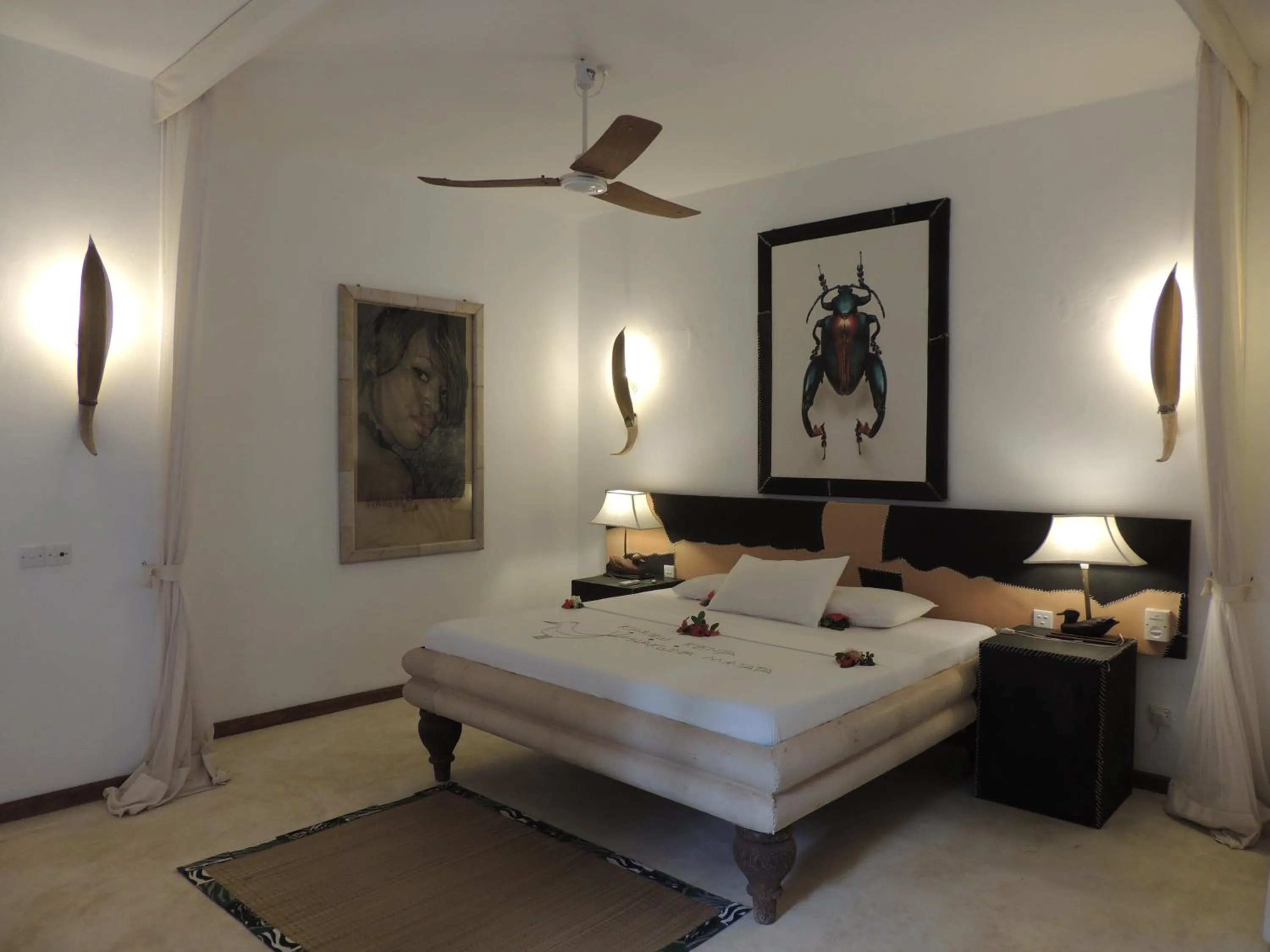 Photo of the whole room, Bed in White Elephant Sea Lodge