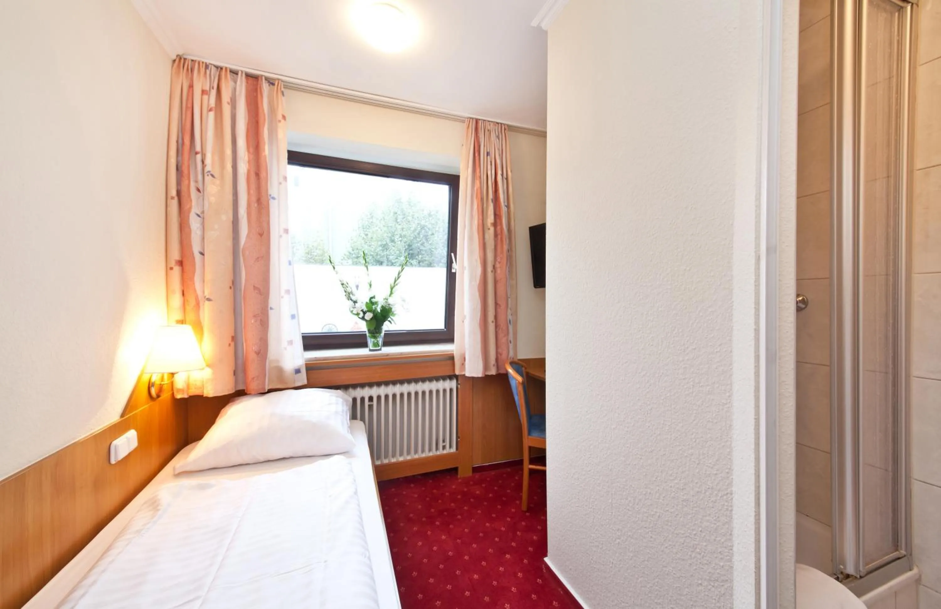 Photo of the whole room, Bed in Hotel Primus Frankfurt Sachsenhausen