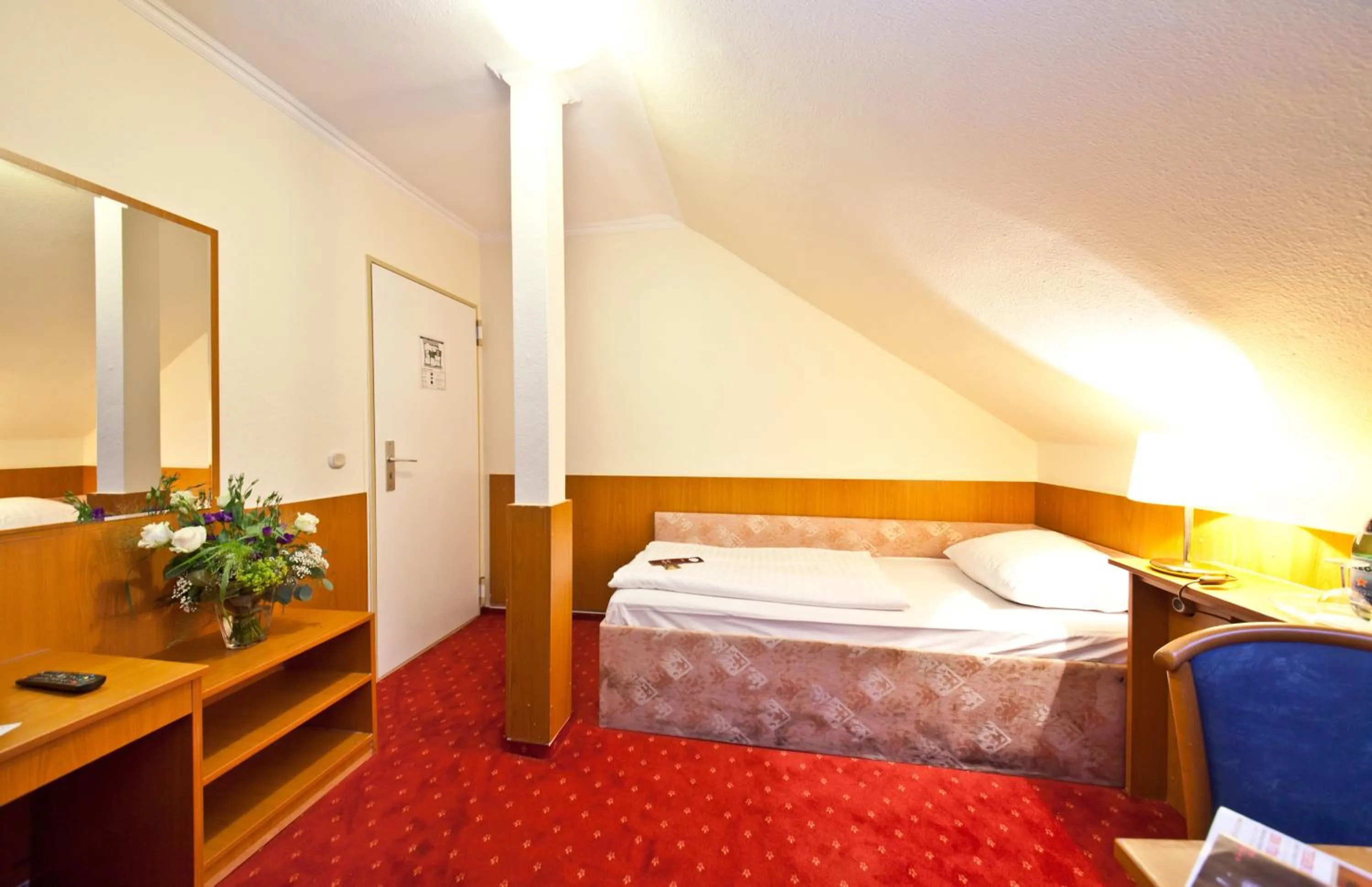 Photo of the whole room, Bed in Hotel Primus Frankfurt Sachsenhausen
