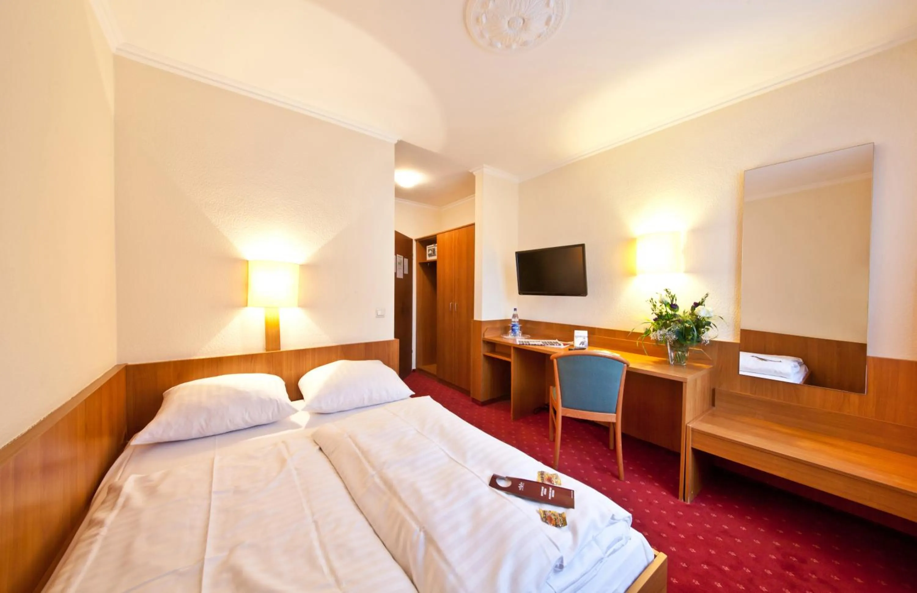 Photo of the whole room, Bed in Hotel Primus Frankfurt Sachsenhausen