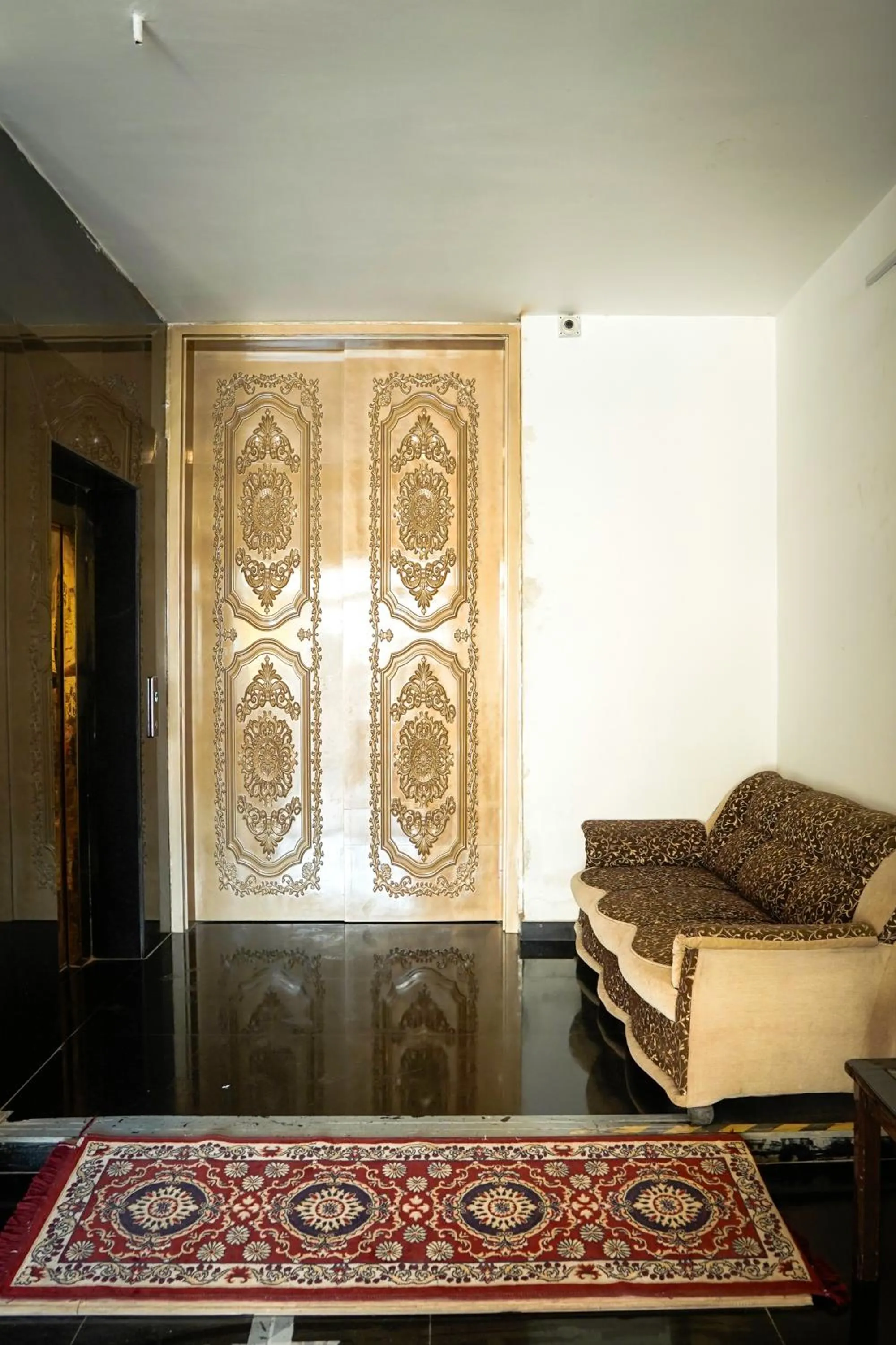 elevator in Hotel The Black Gold