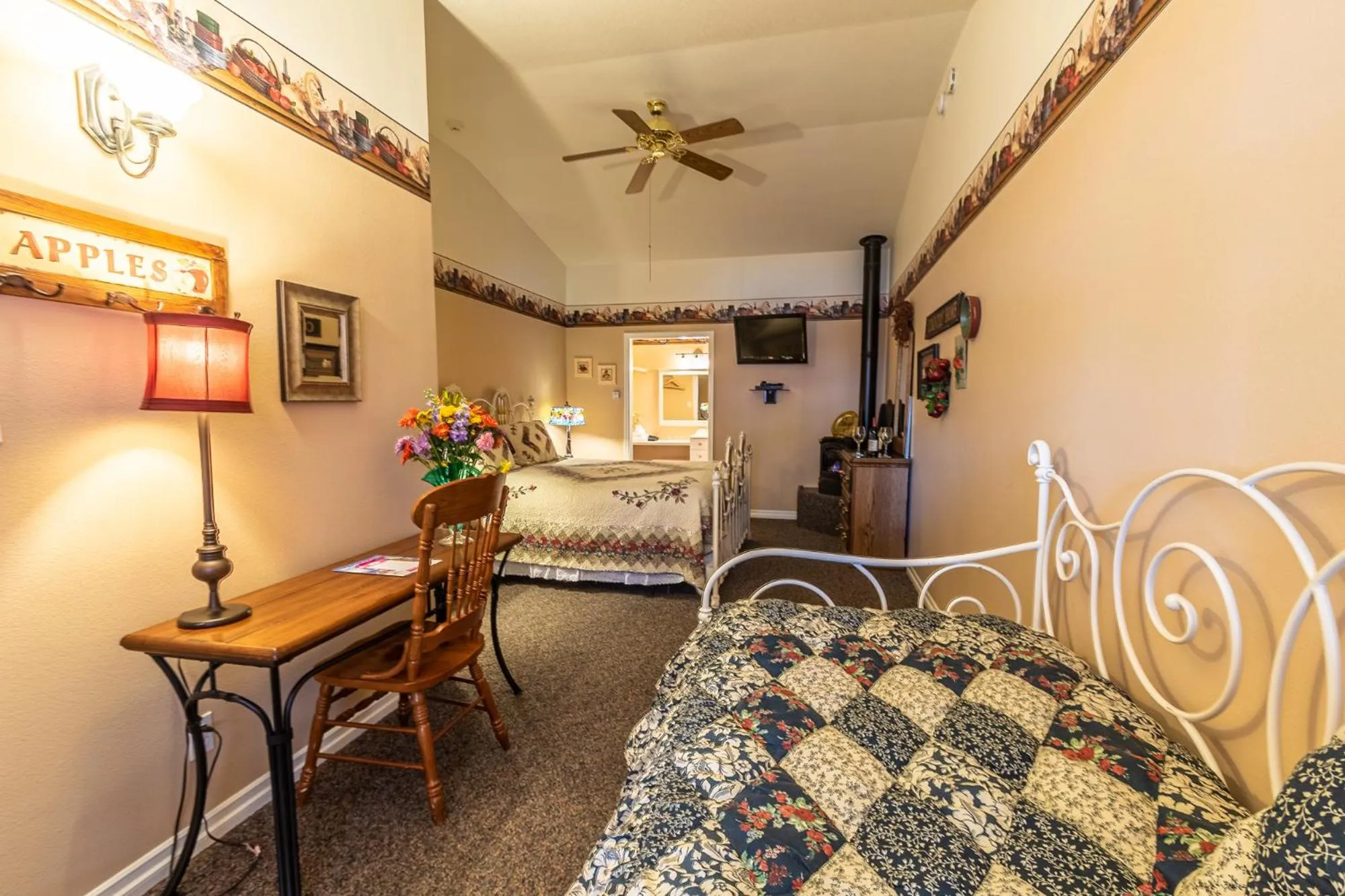 Bed in Apples Bed and Breakfast Inn