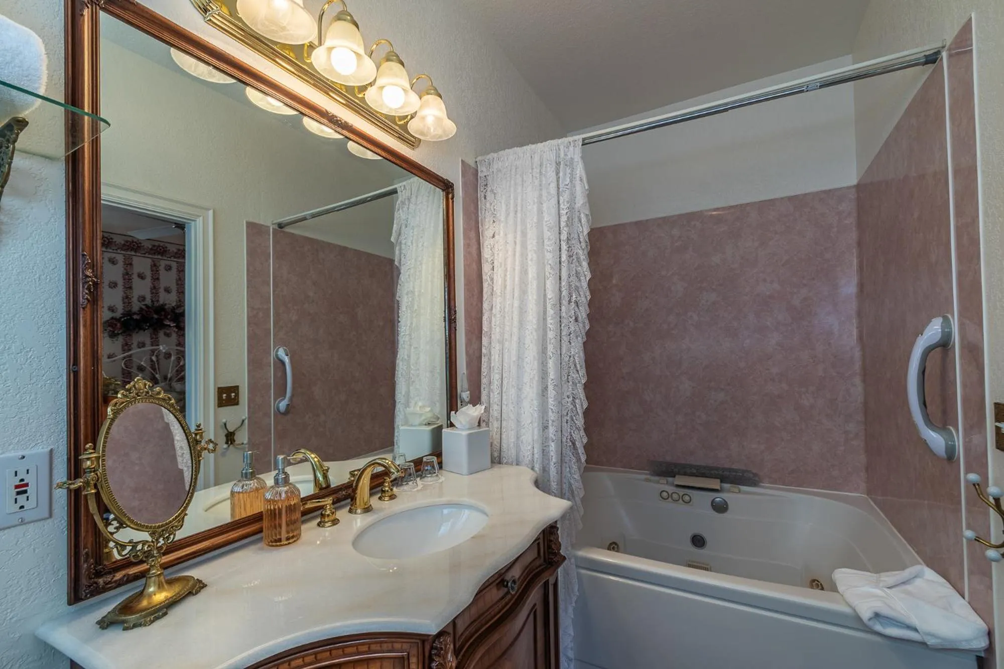 Apples Bed and Breakfast Inn