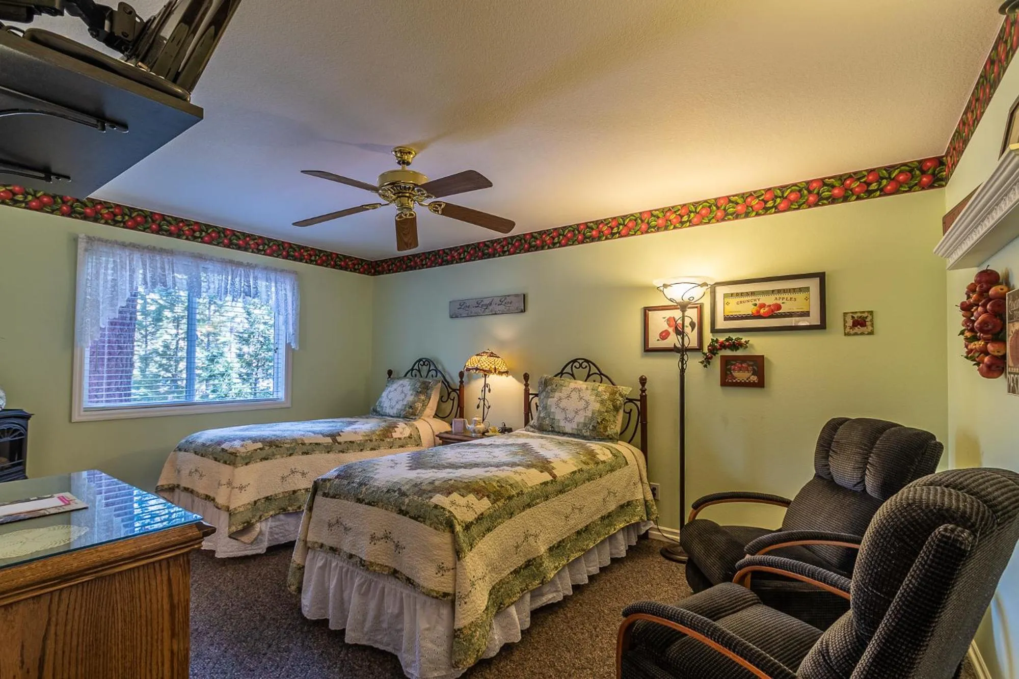 Bed in Apples Bed and Breakfast Inn