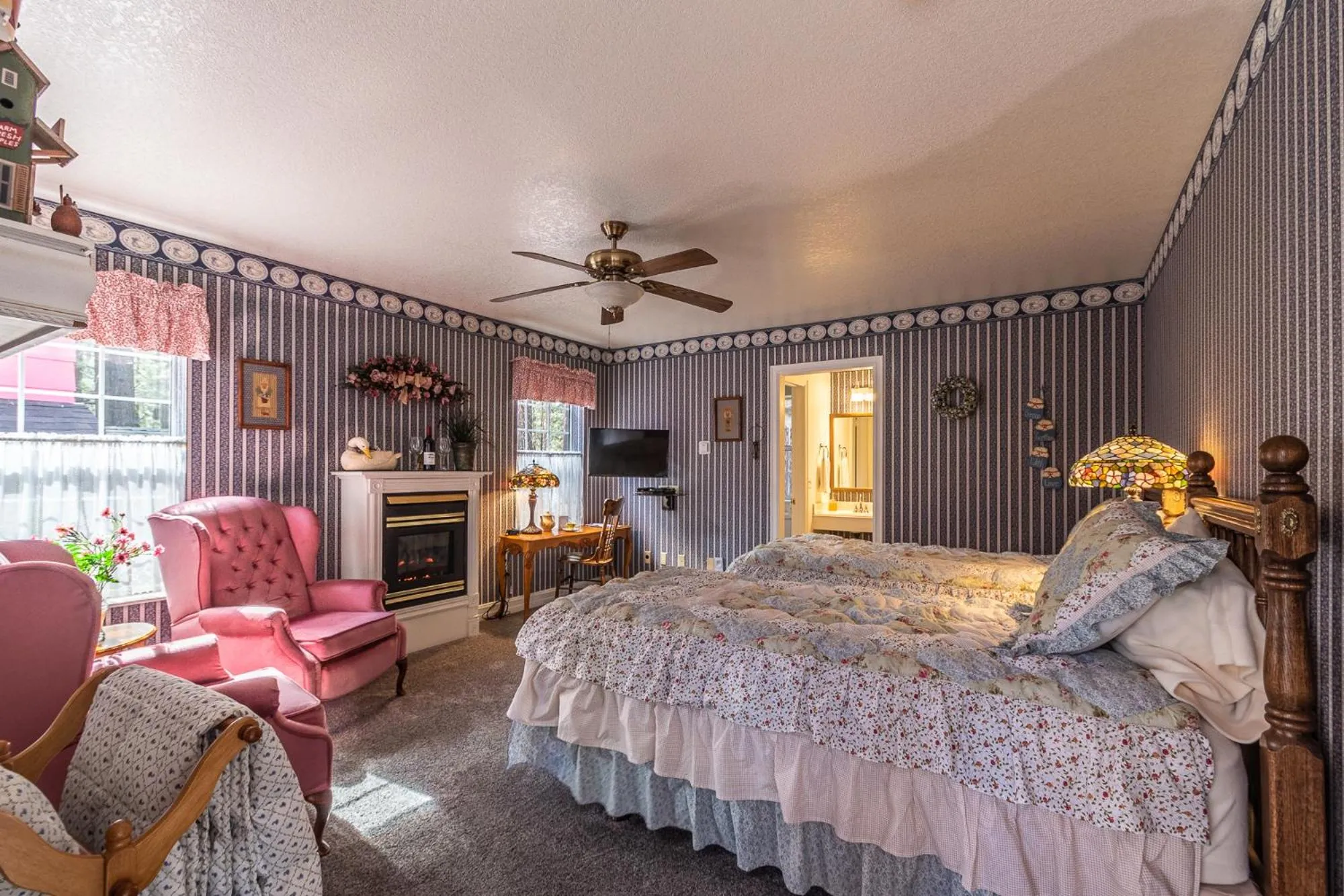 Bed in Apples Bed and Breakfast Inn