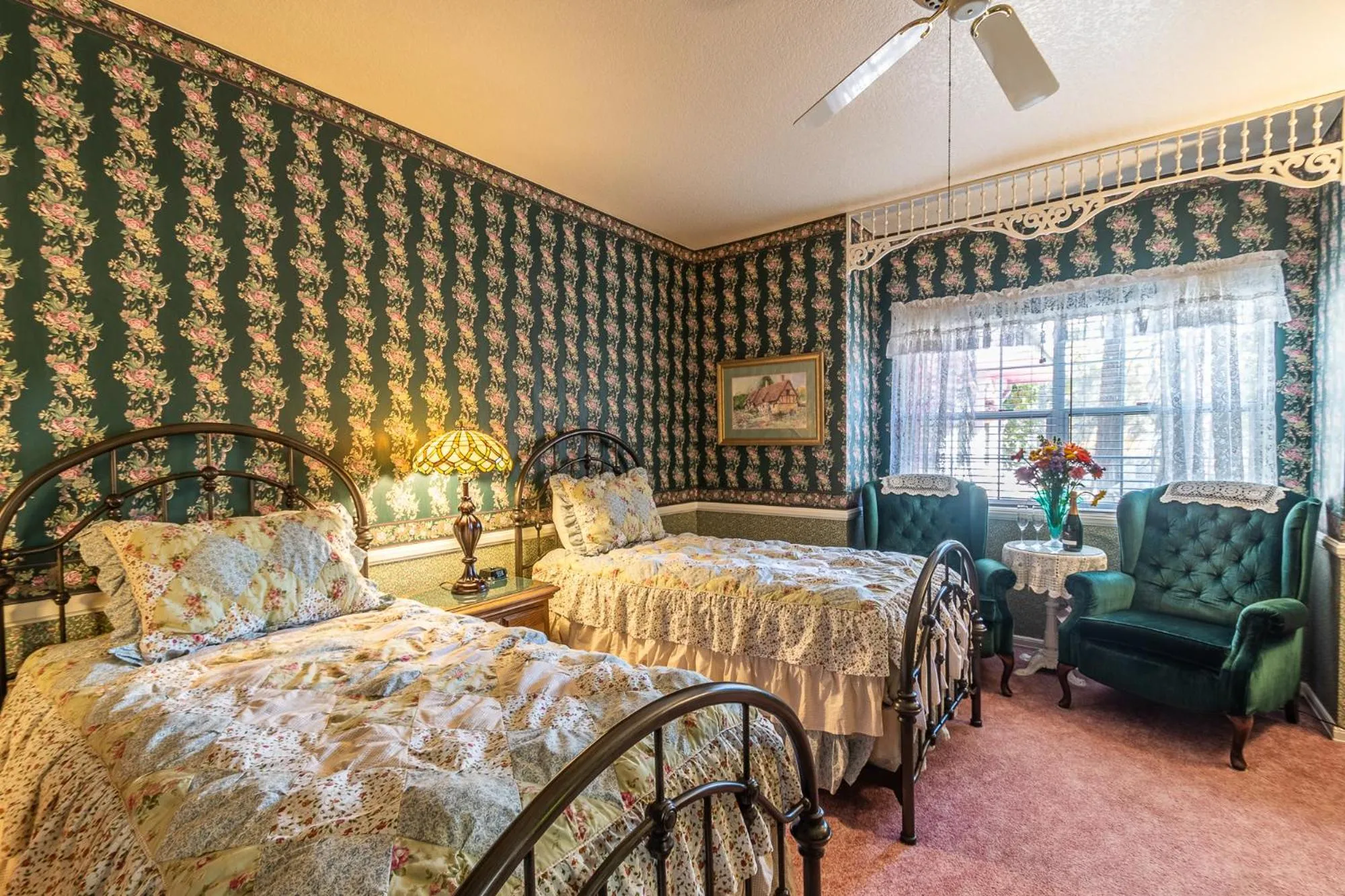 Bed in Apples Bed and Breakfast Inn