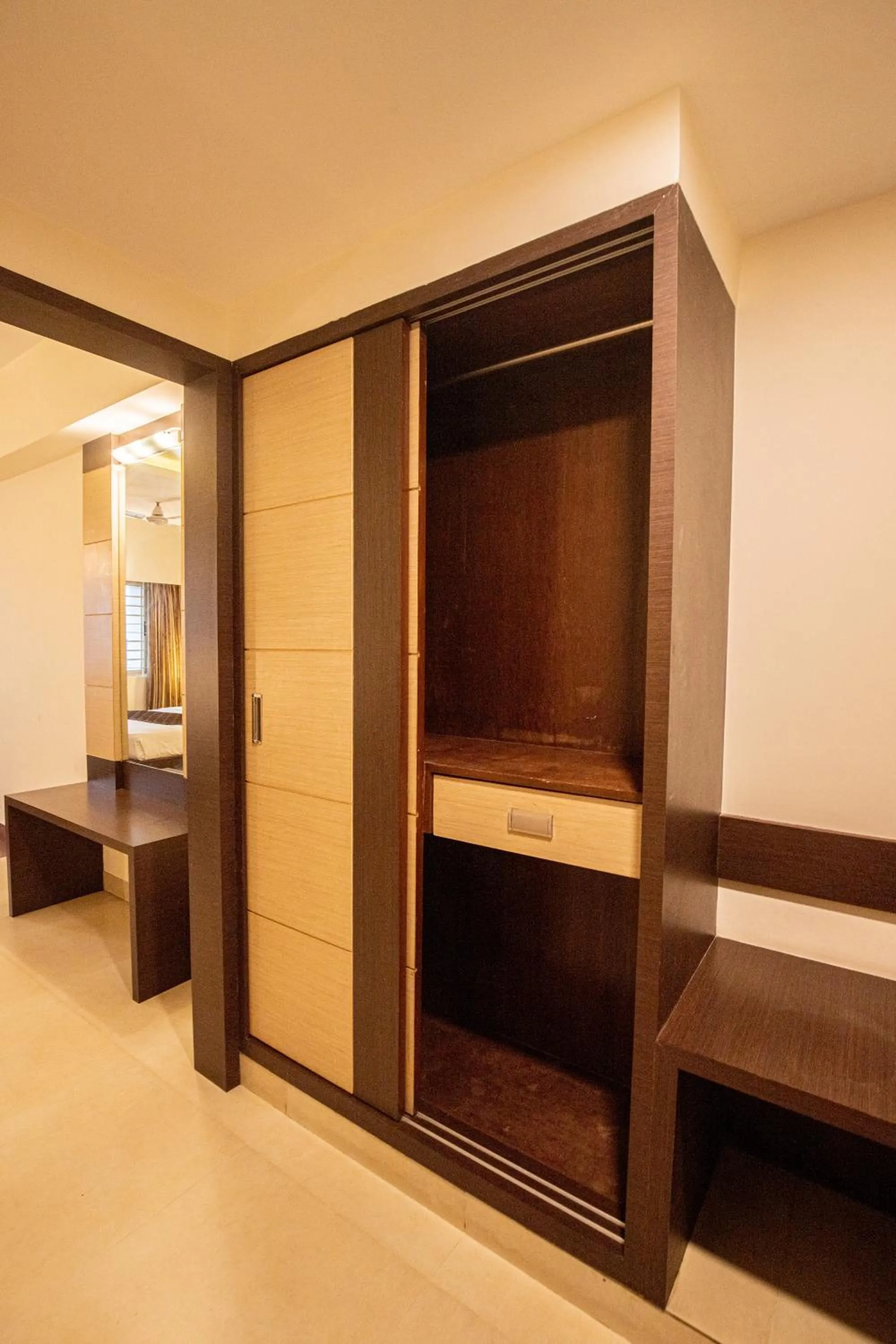 wardrobe, Bed in Sri Krishna Palace
