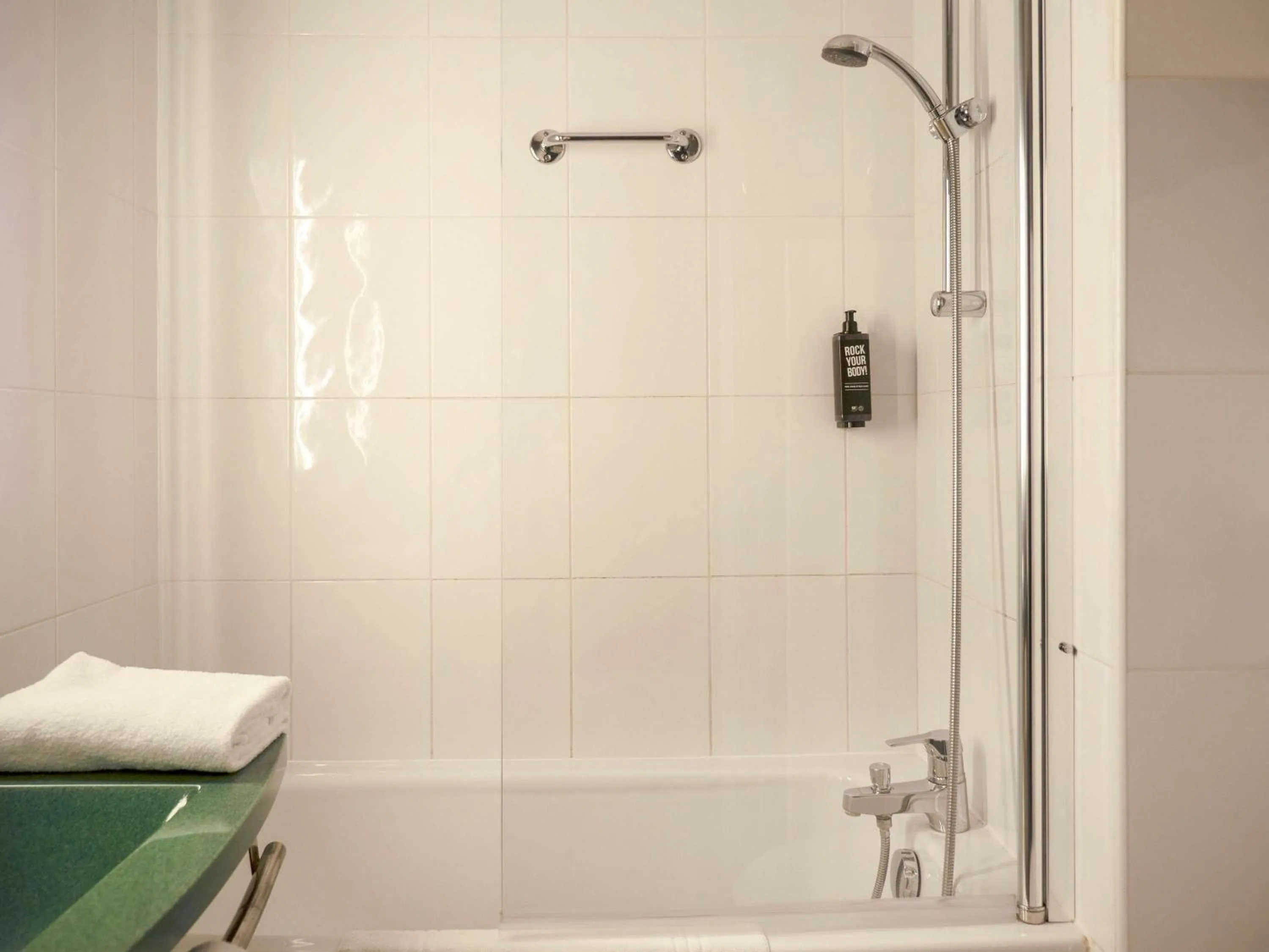 Bedroom in ibis Arles