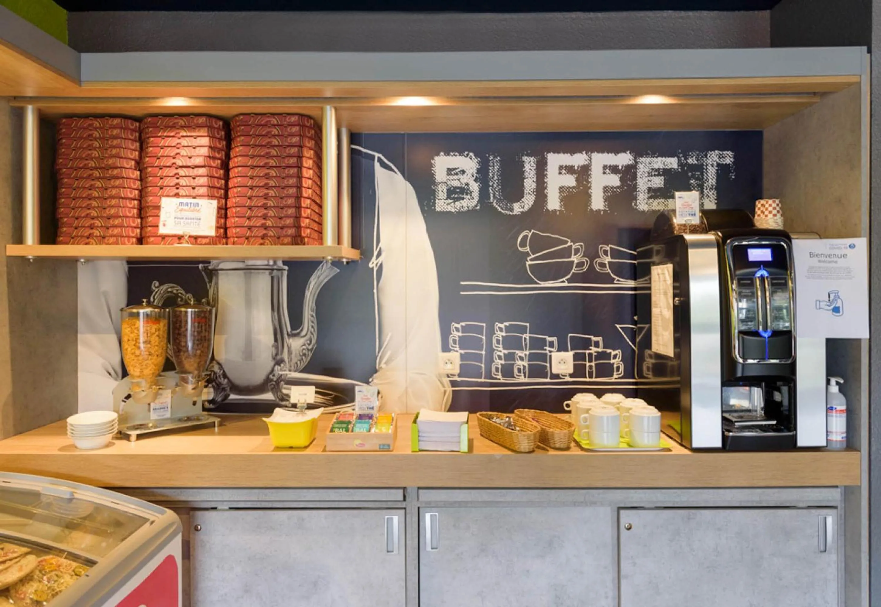 Food and drinks in B&B HOTEL Nîmes Caissargues