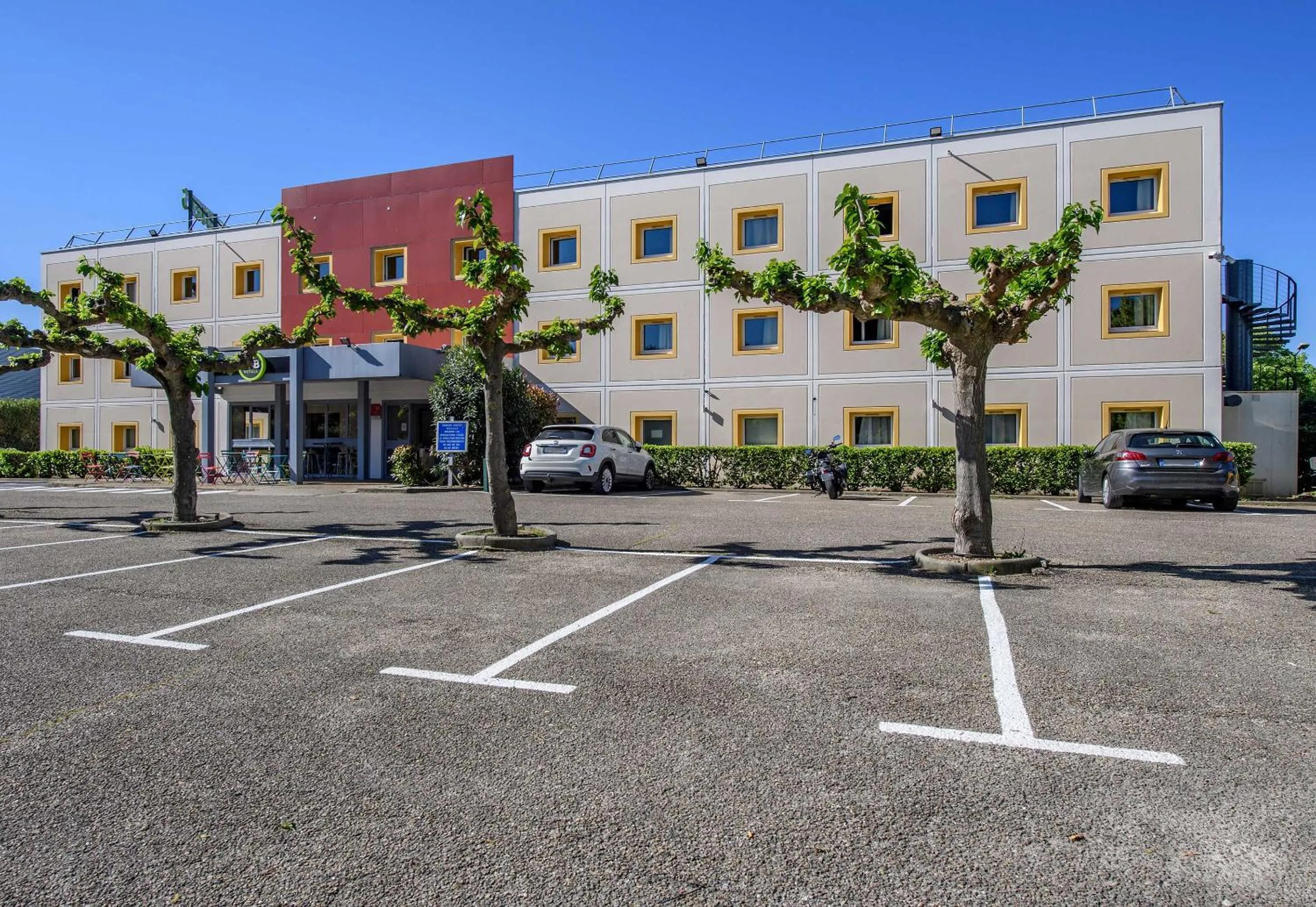Property building in B&B HOTEL Nîmes Caissargues