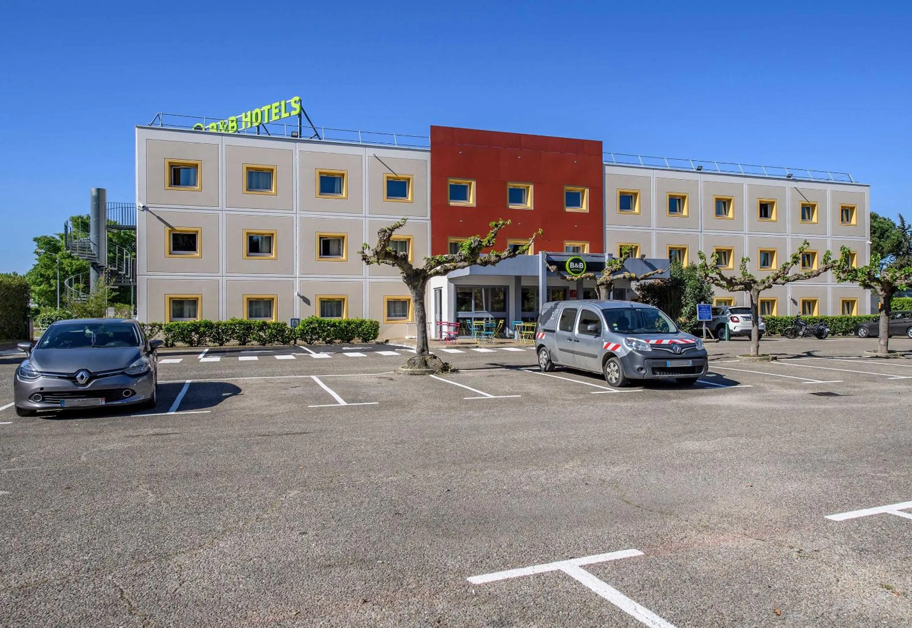 Property building in B&B HOTEL Nîmes Caissargues