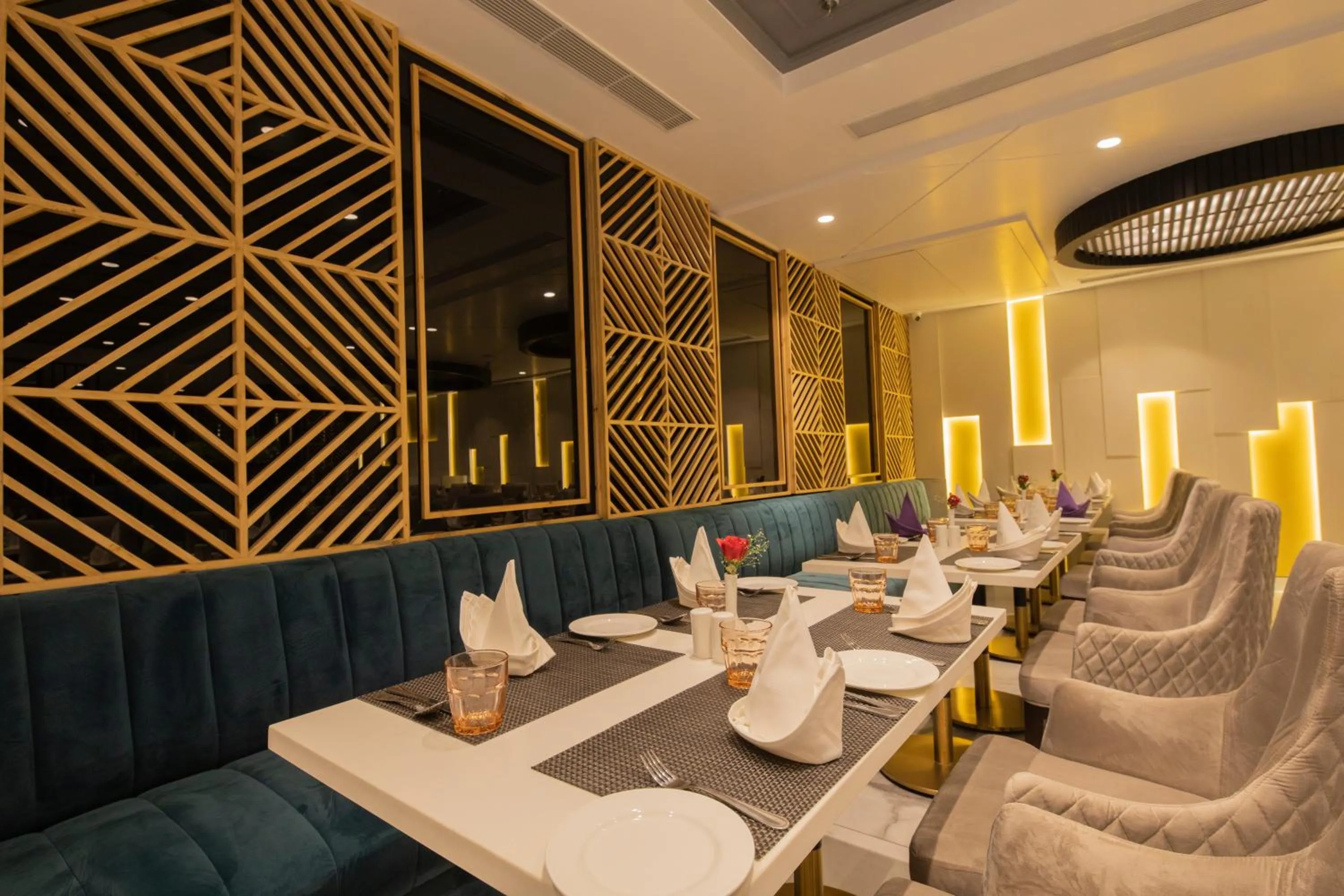 Restaurant/places to eat in Best Western Darbar