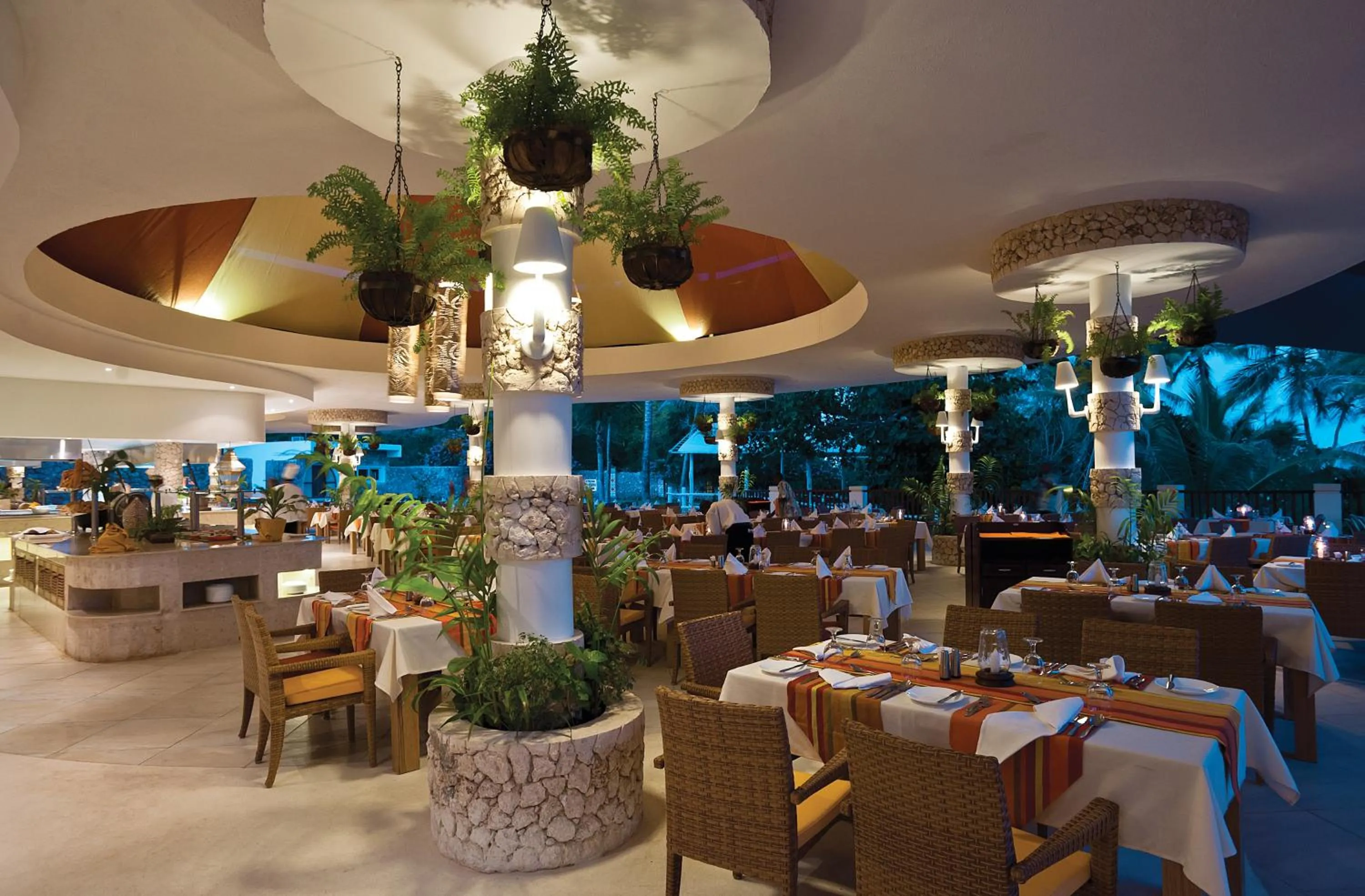 Restaurant/places to eat in Leopard Beach Resort and Spa