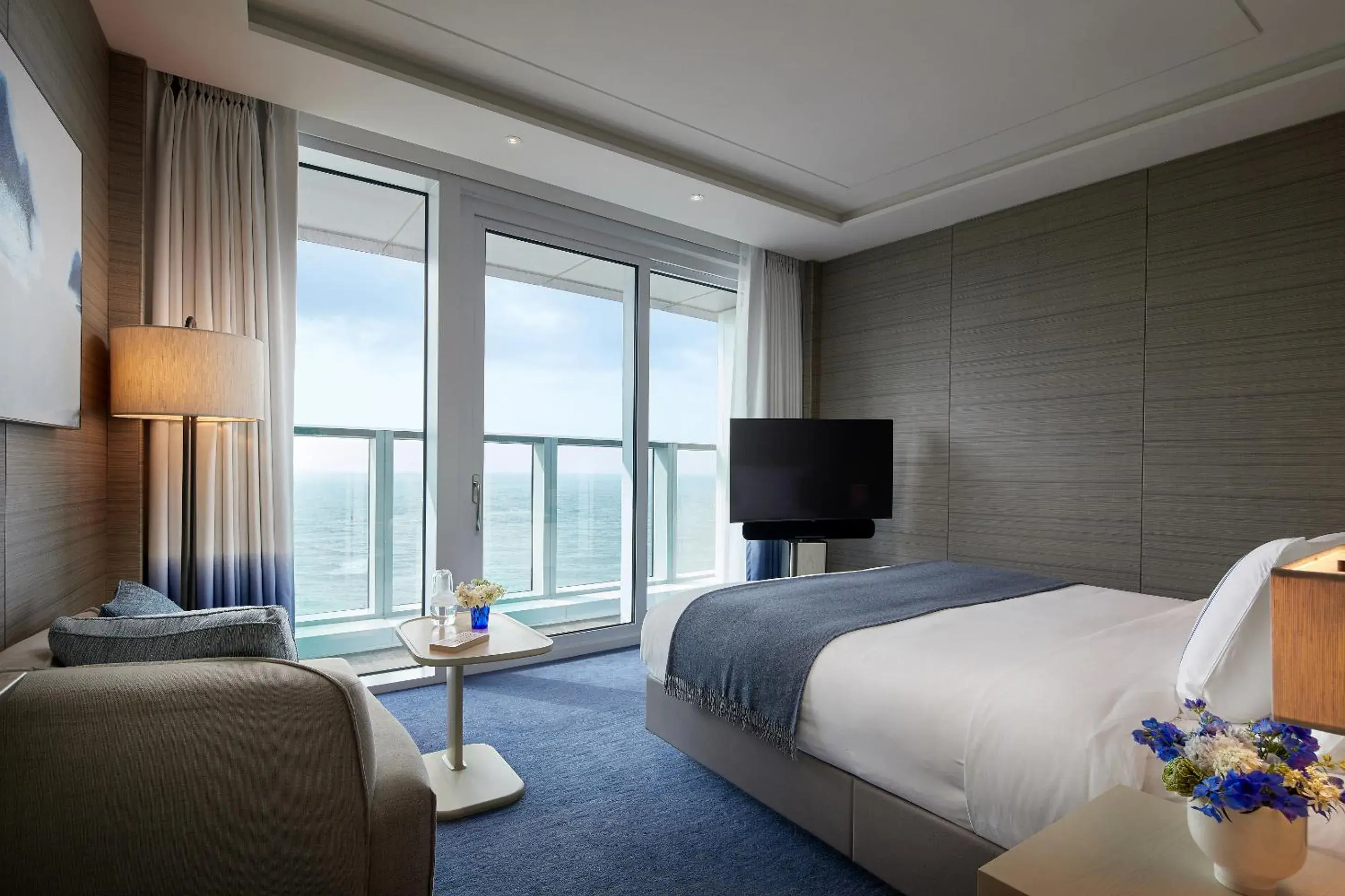 Grand Deluxe Double Room with Mipo Harbor View in Signiel Busan Grand Deluxe Double Room with Mipo Harbor View in Signiel Busan