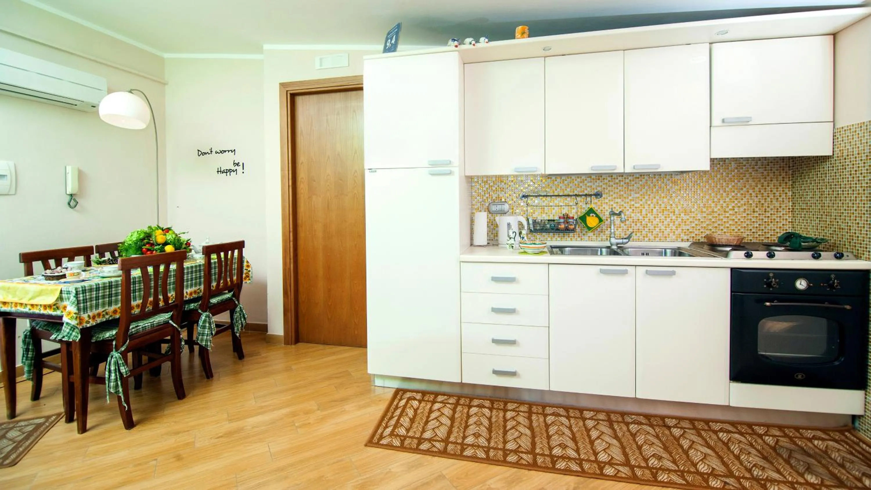 Communal kitchen in Casa Vacanze Li Galli