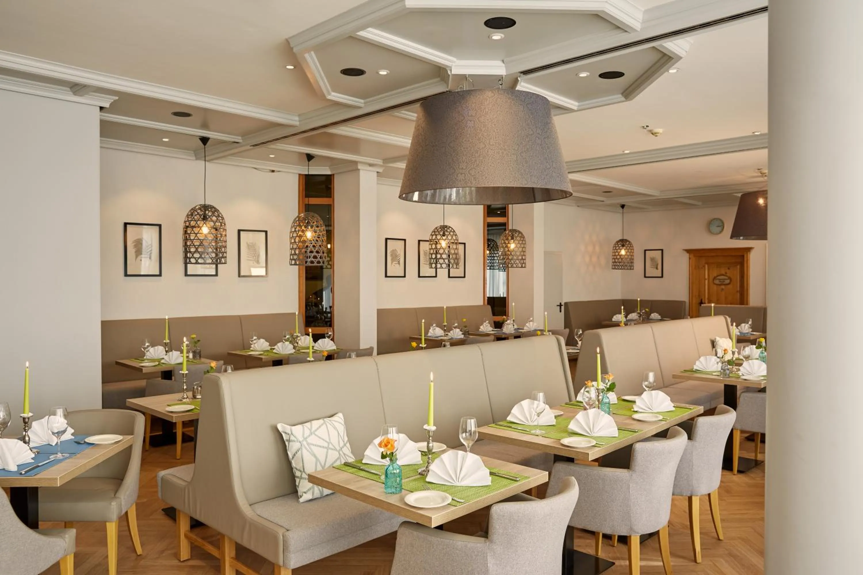 Restaurant/places to eat in H+ Hotel Stuttgart Herrenberg